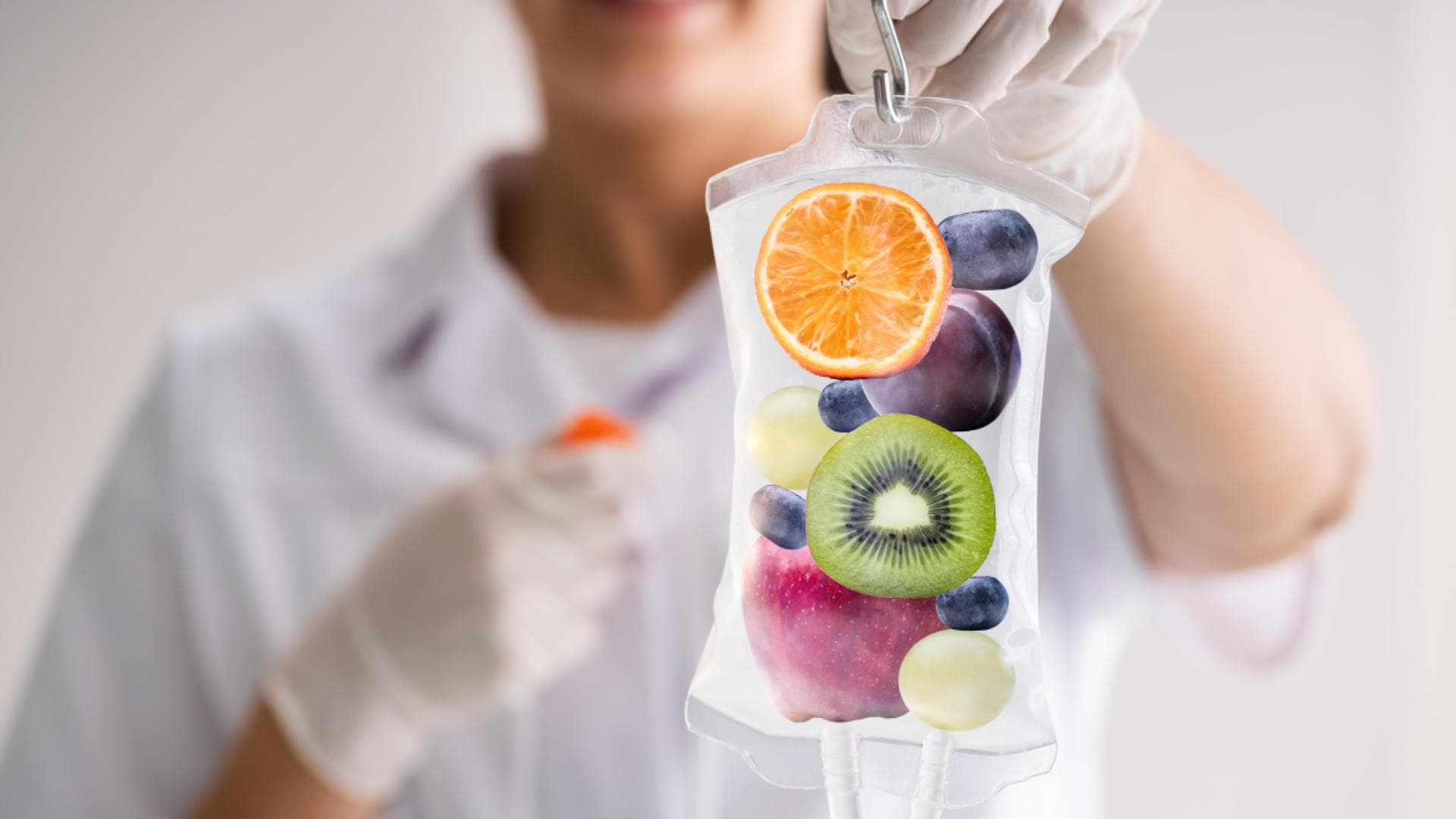 Frau hält Vitamin C Infusion