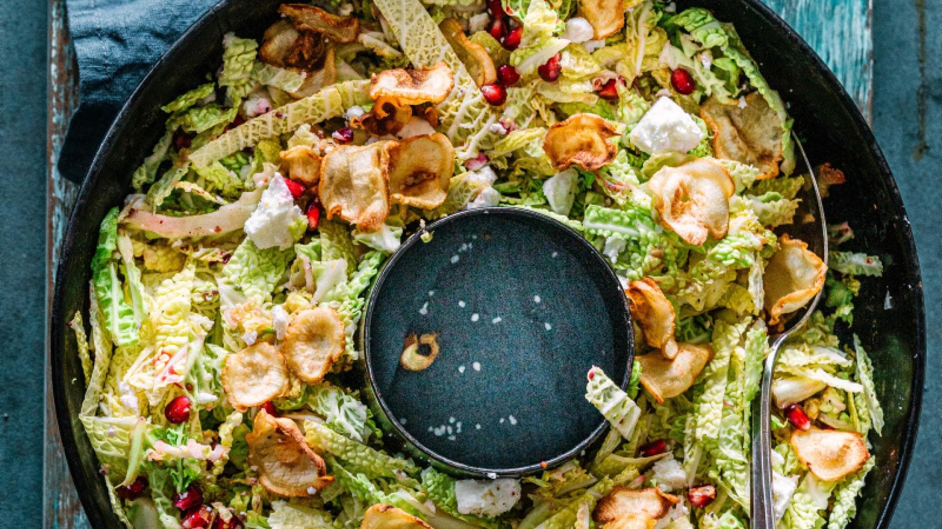 Wirsingsalat mit krossen Topinamburchips Wirsingsalat mit krossen Topinamburchips