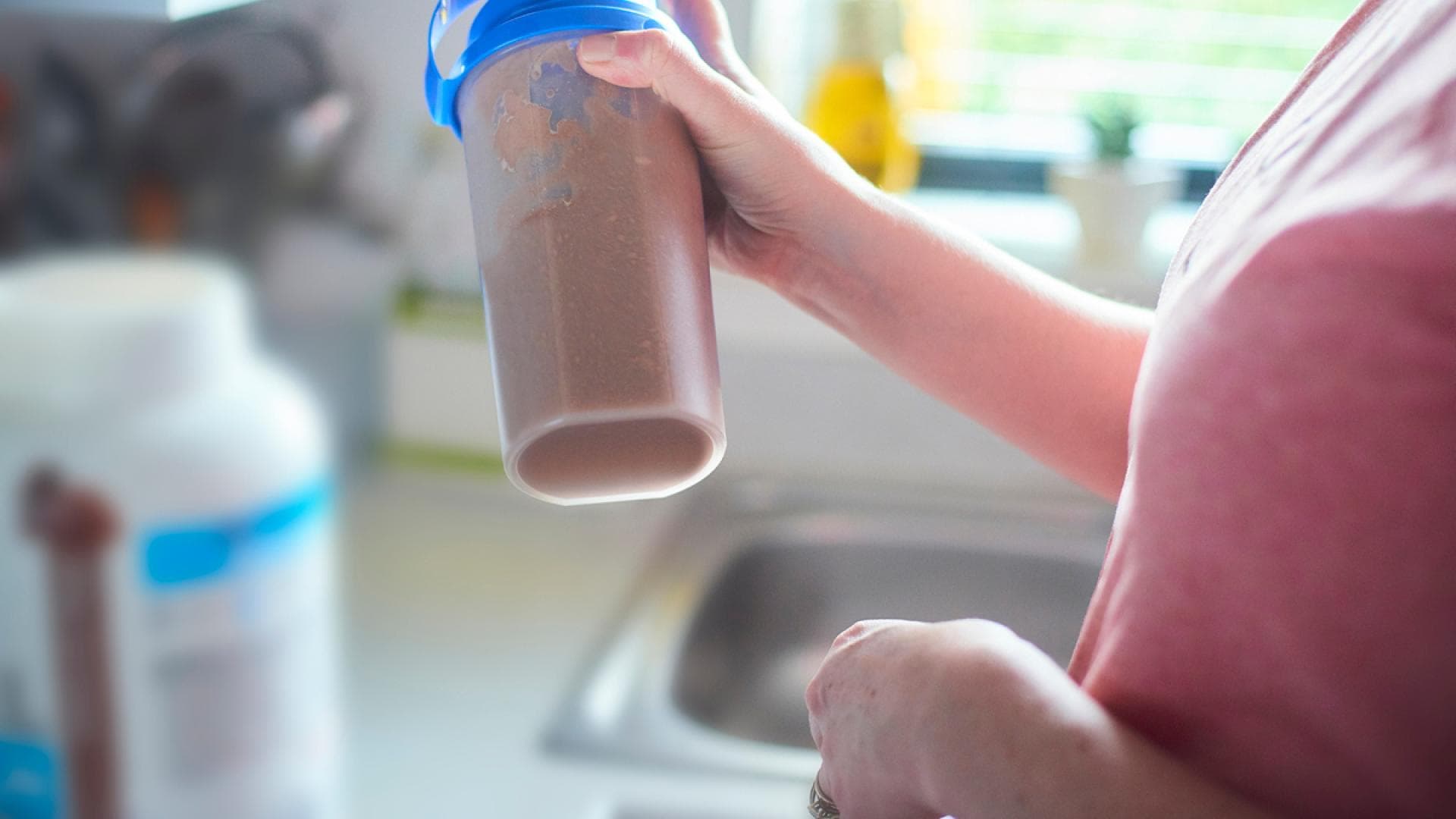 Frau schüttelt Shake