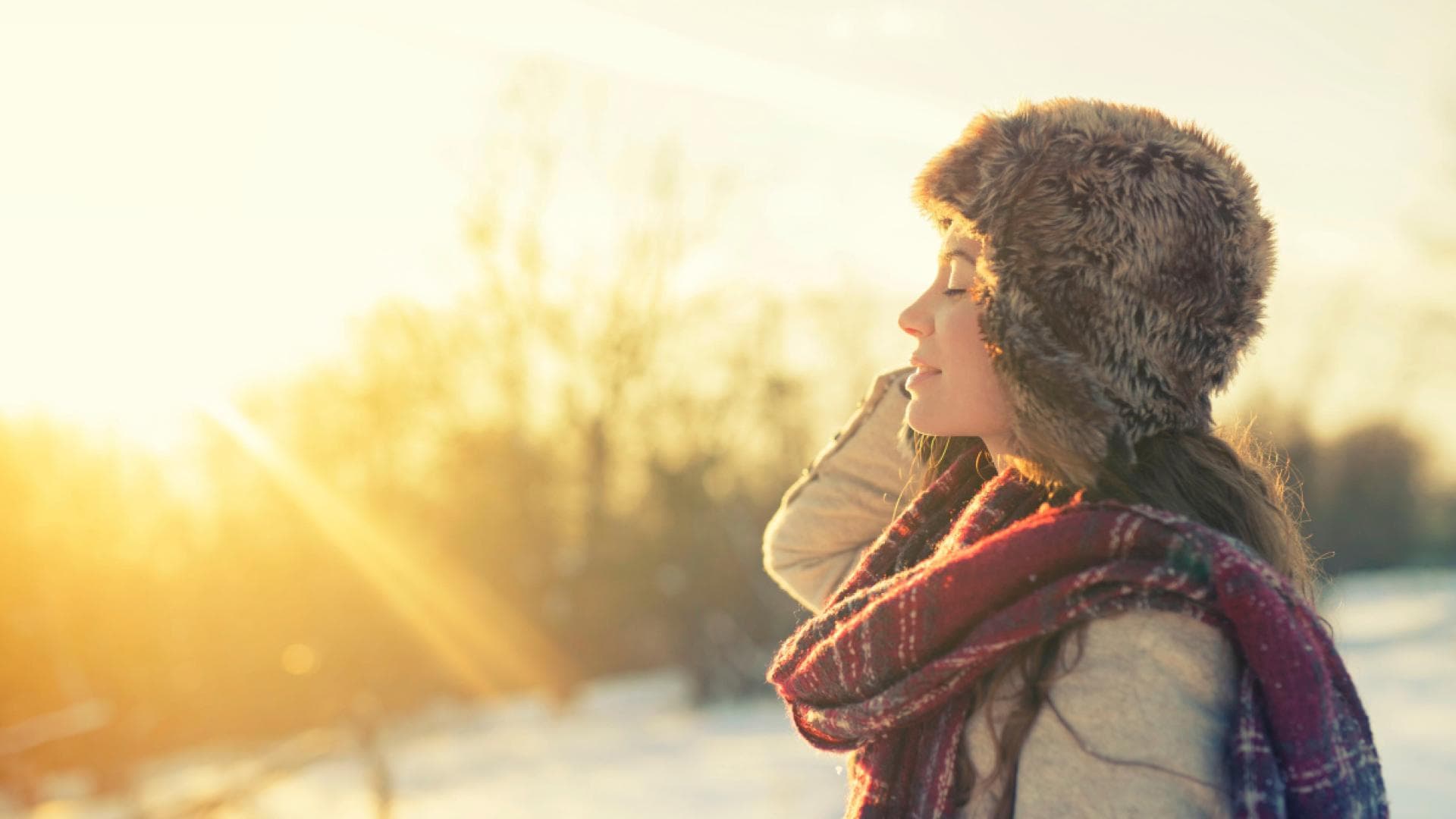 Frau tankt Wintersonne
