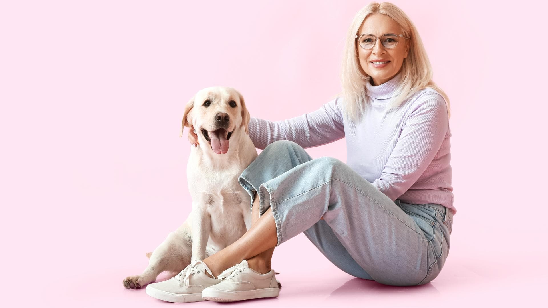 Frau möchte bei ihrem Hund das Immunsystem stärken