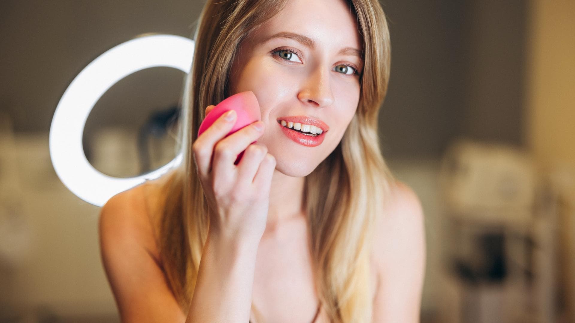 Frau nutzt Primer vor dem Make up