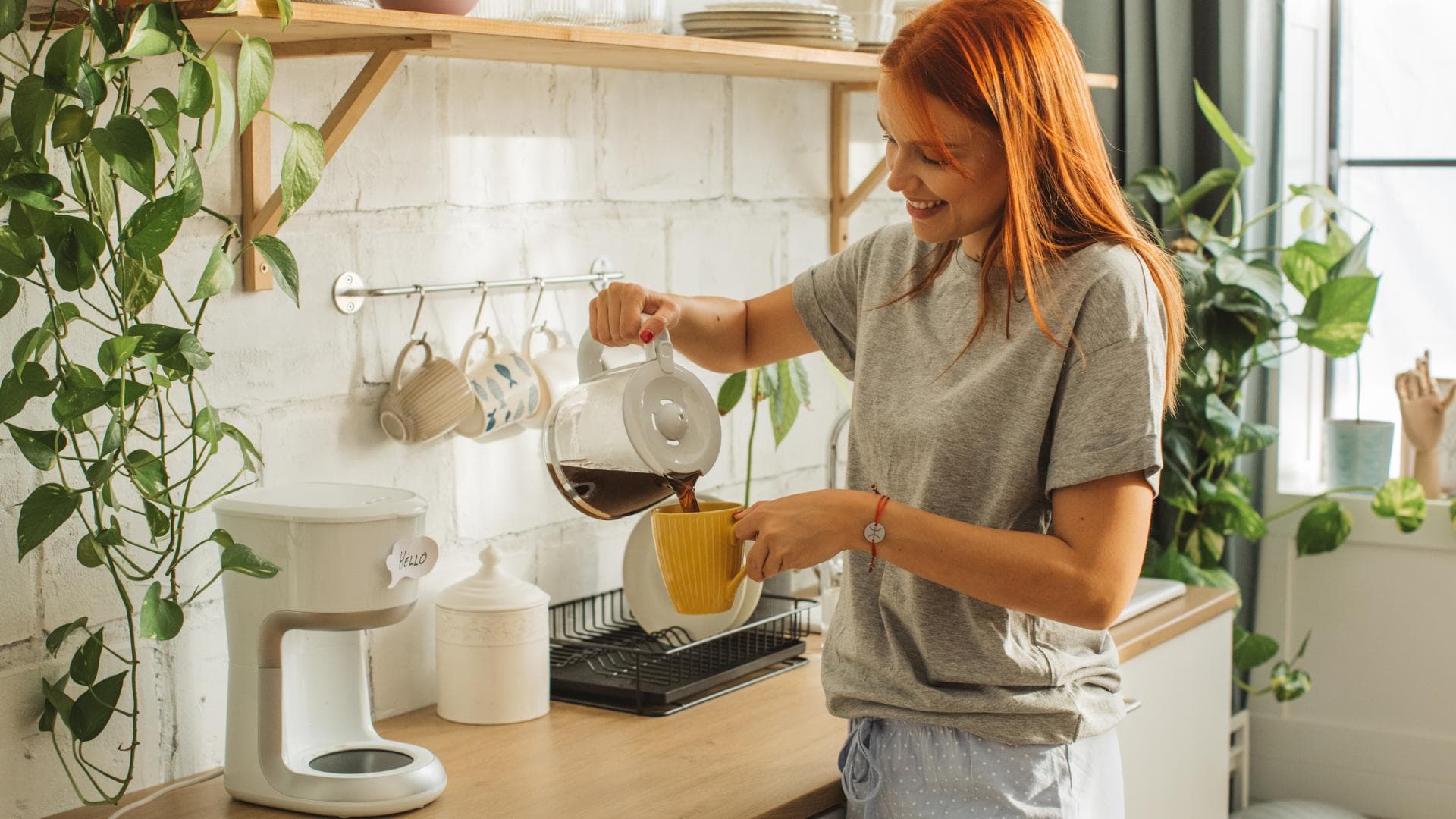 Frau trink beim Intervallfasten Kaffee