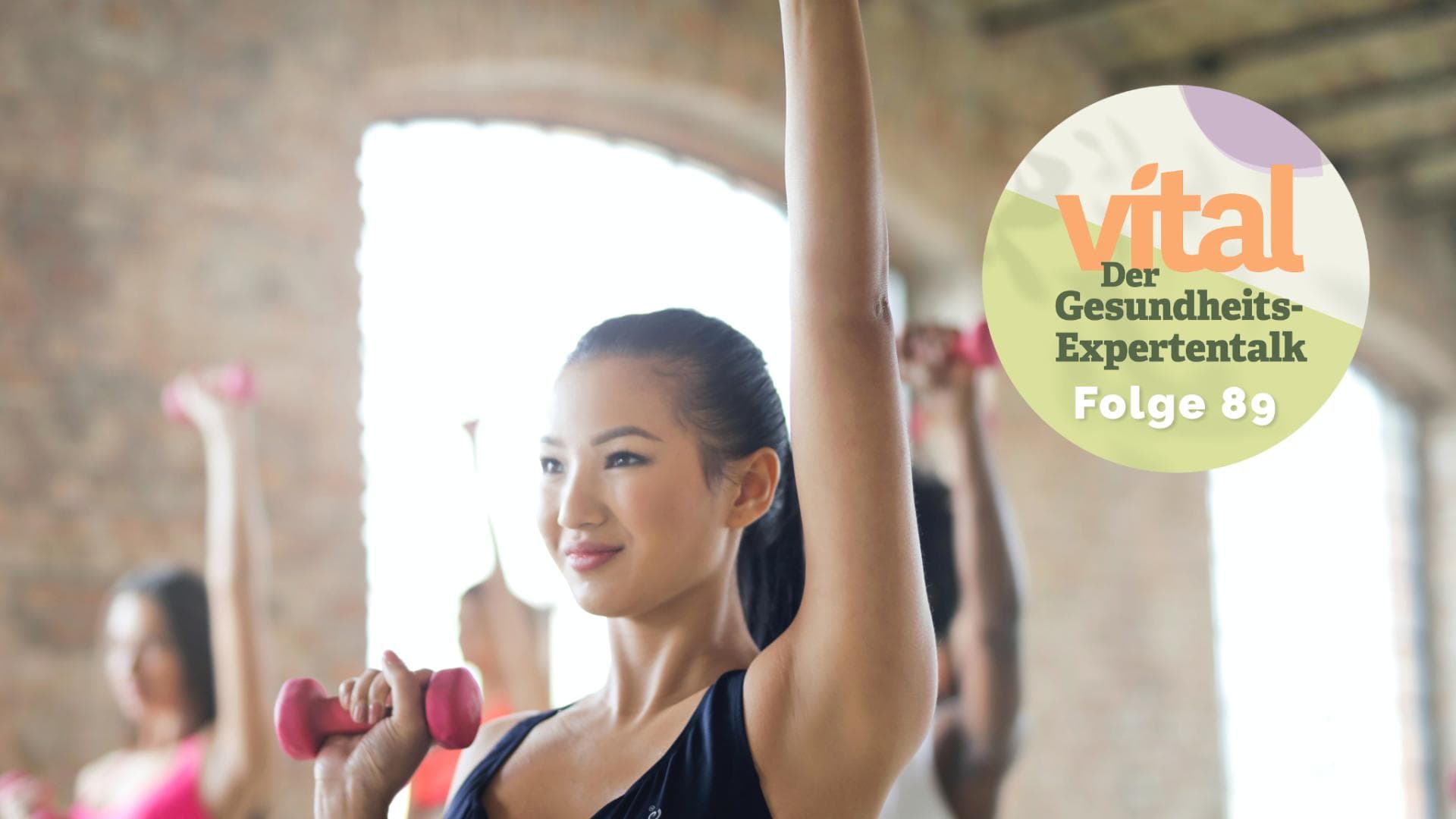Frau beim Fitnesskurs
