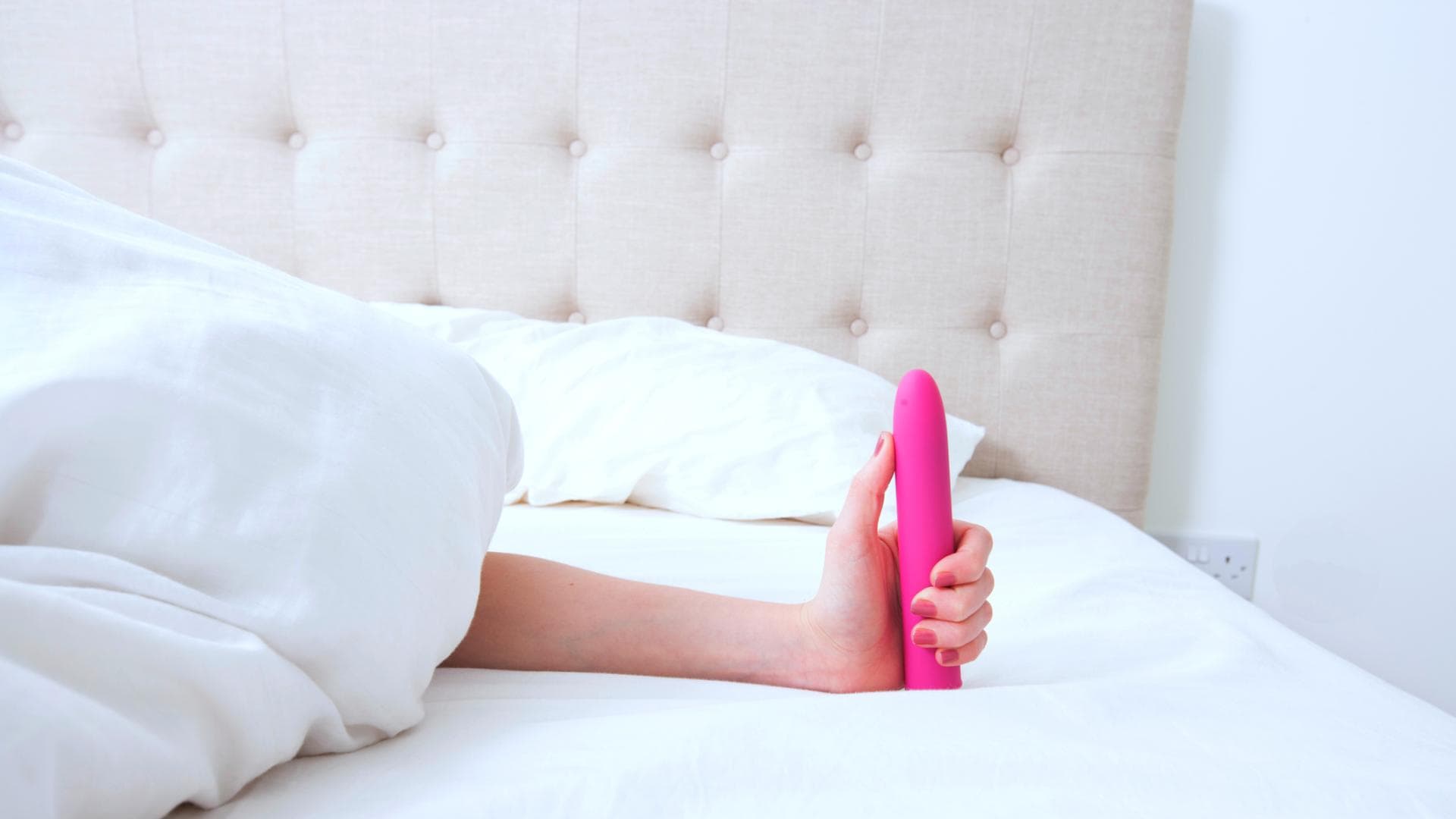Hand hält Vibrator