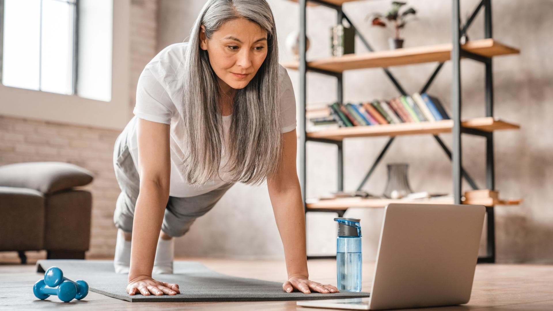 Frau um die 50 macht Sport Frau um die 50 macht Sport