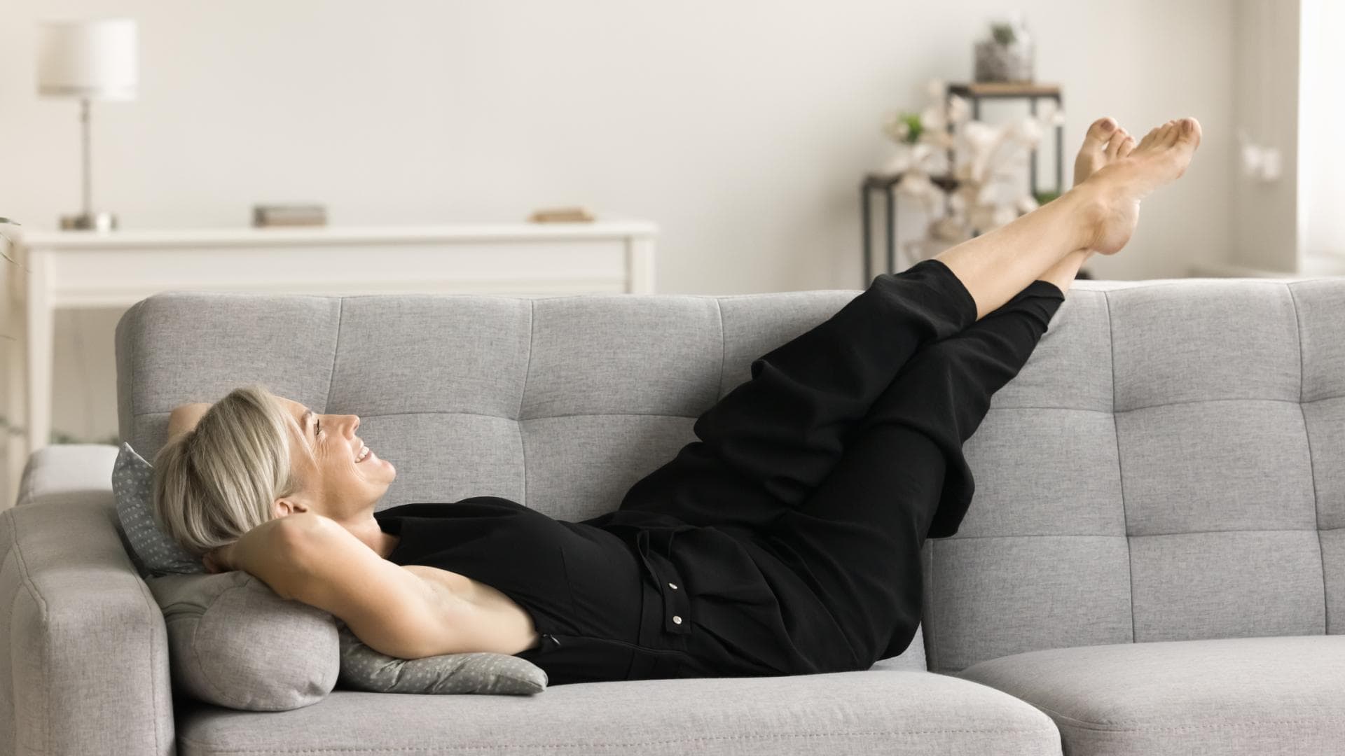 Frau liegt auf dem Sofa Frau liegt auf dem Sofa