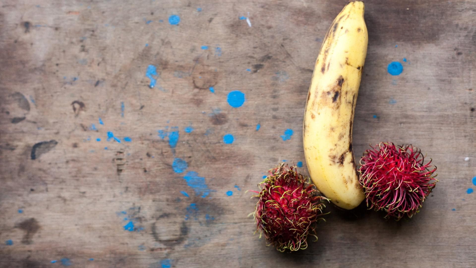 Rambutan und Banane symbolisch zu Penis mit Hoden angeordnet
