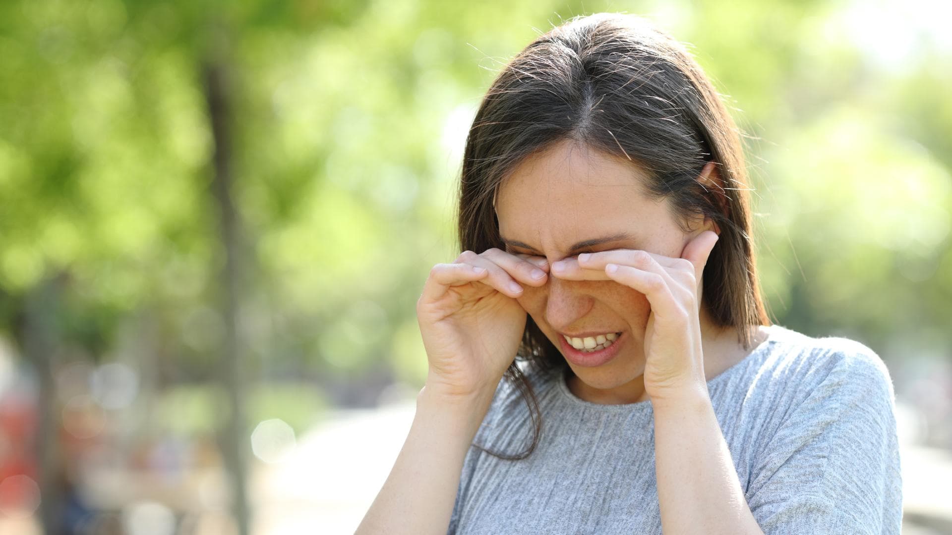 Frau reibt sich die Augen Frau reibt sich die Augen
