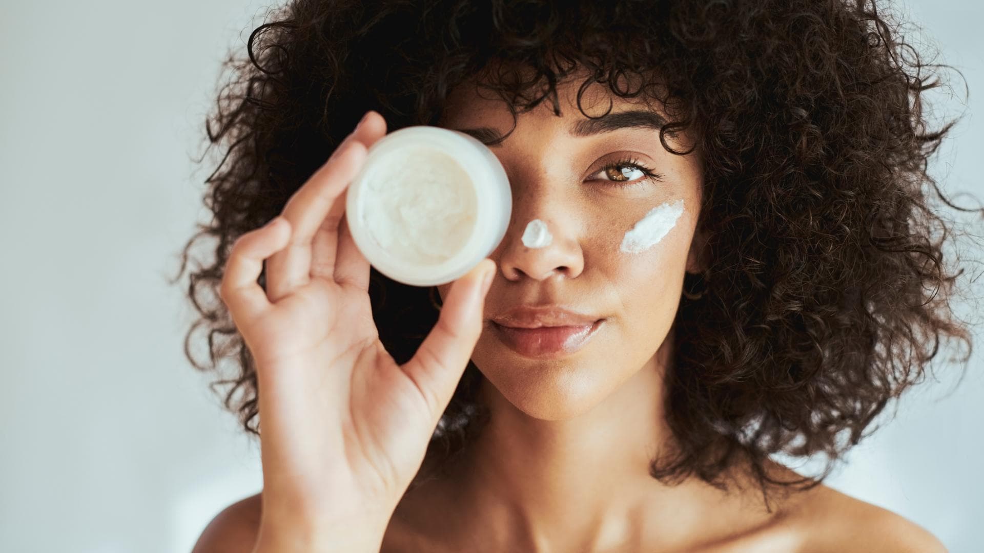 Frau hat Bodylotion selber gemacht