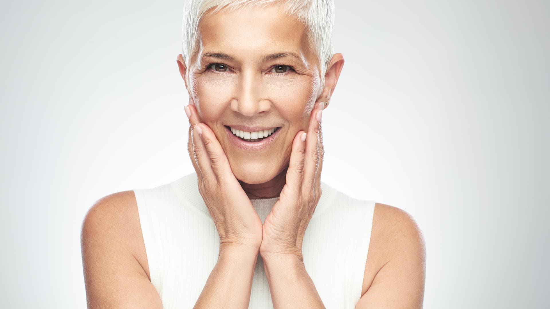 Buzz Cut bei einer blonden Frau um die 50 Buzz Cut bei einer blonden Frau um die 50