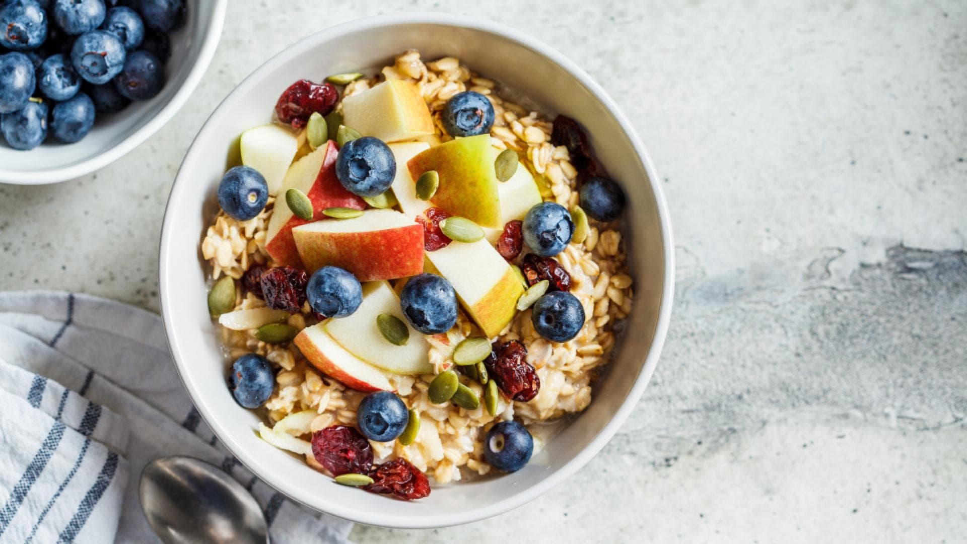Schüssel Müsli und Obst
