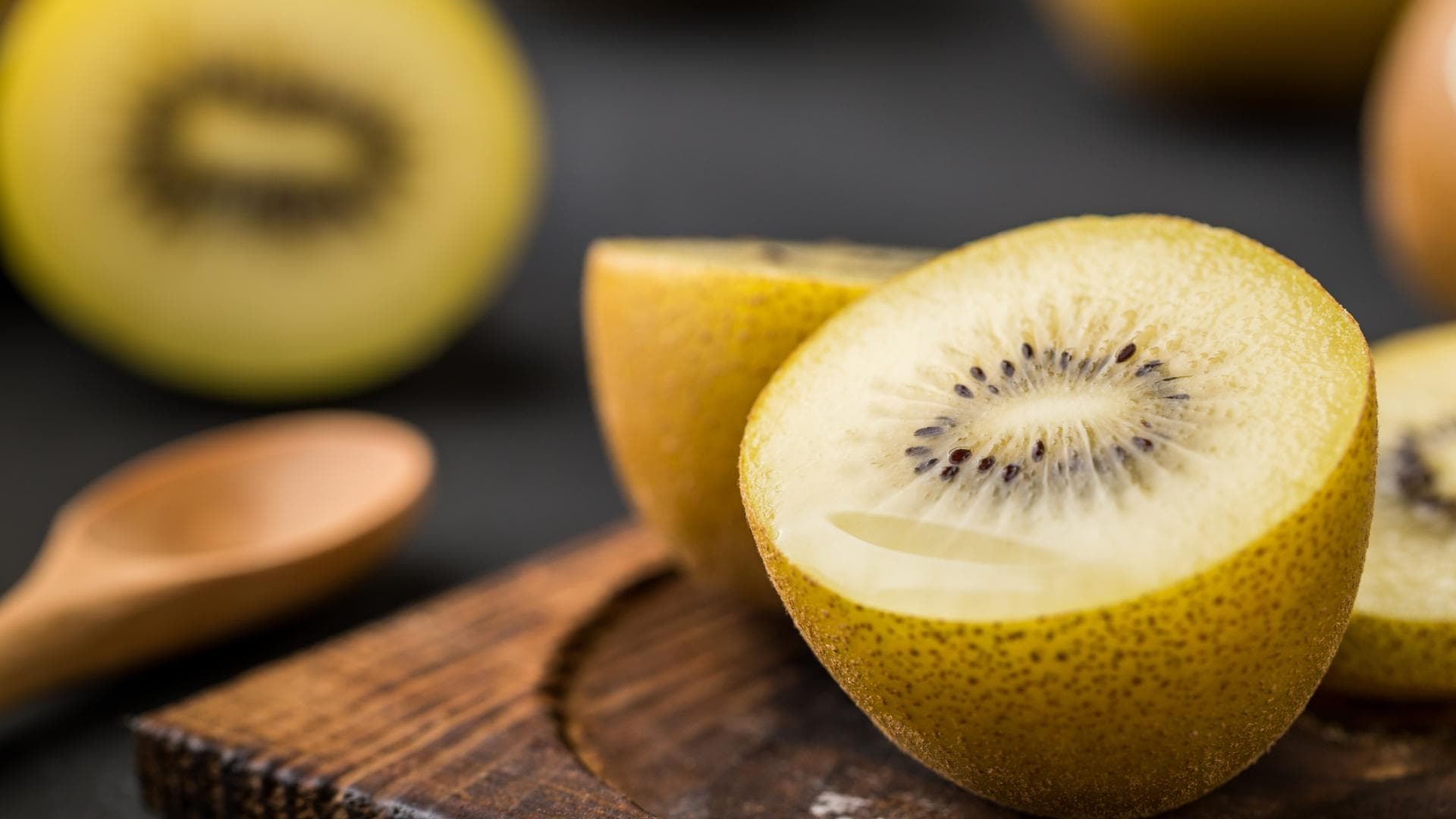 Gelbe Kiwi liegt auf einem Holzbrett