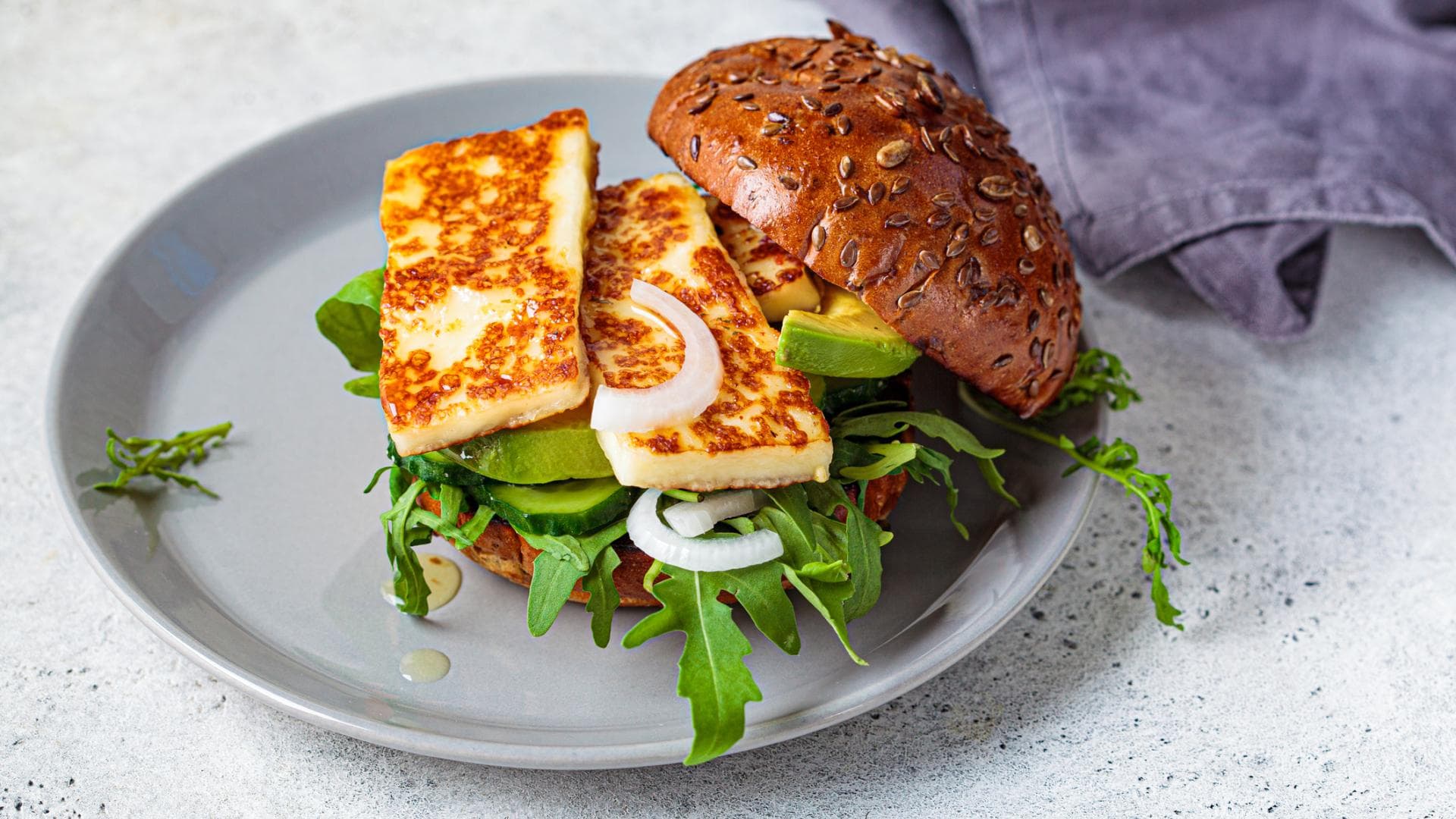 Halloumi-Burger auf einem Teller