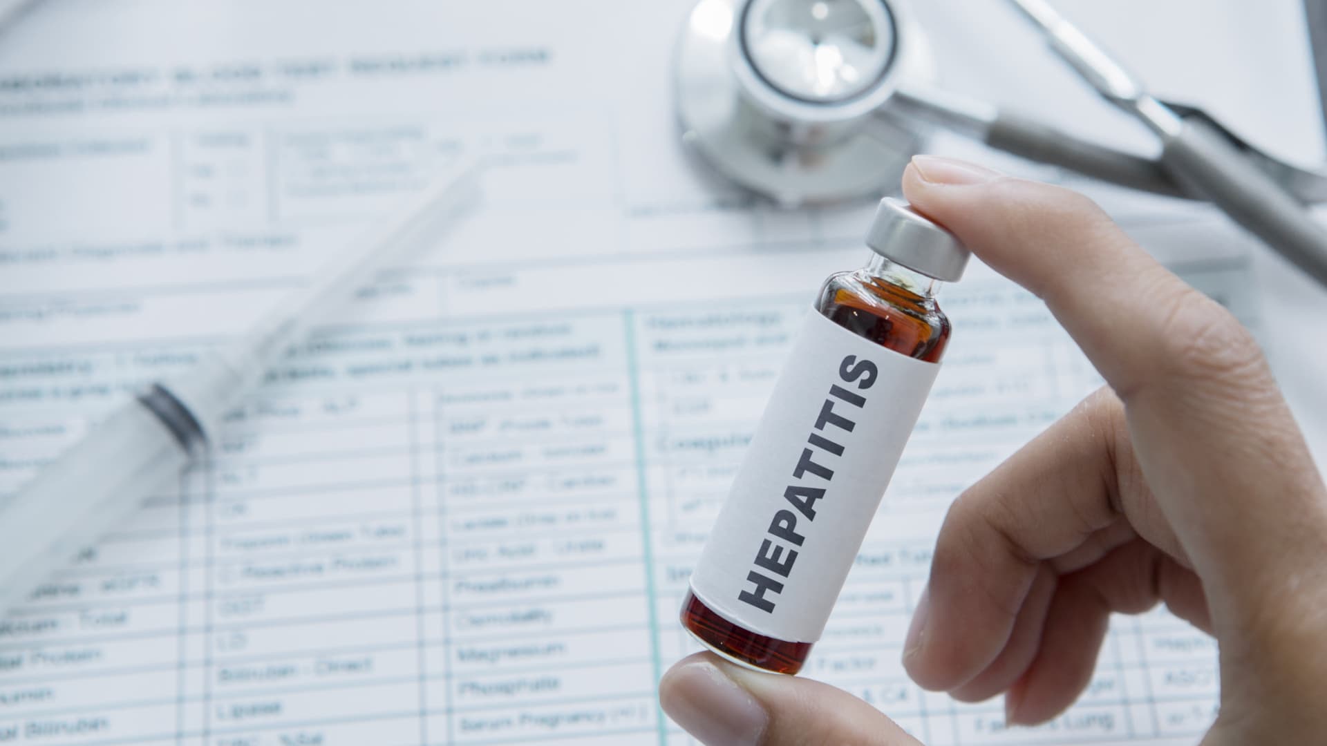 Eine mit "Hepatitis D" beschriftetes Arzneiröhrchen