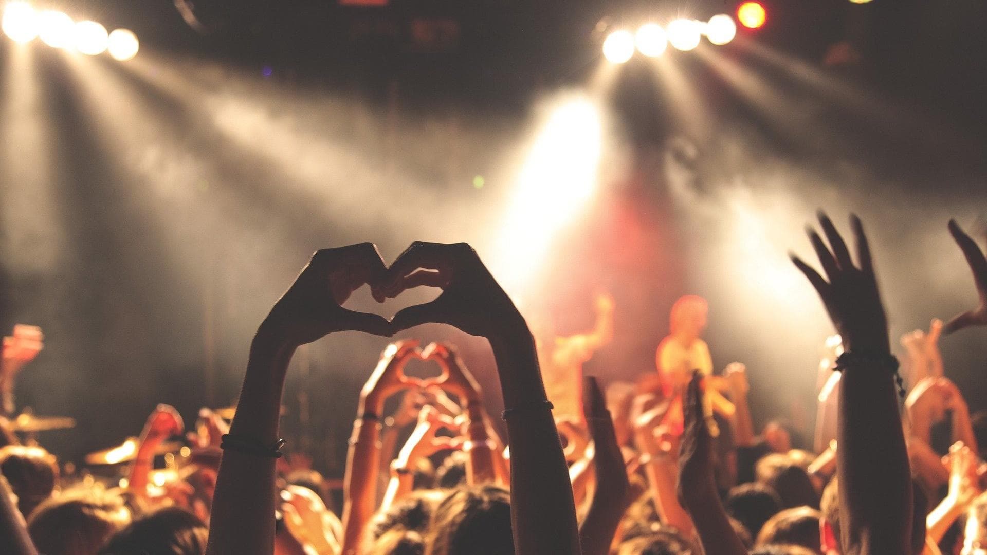 Lärm schädigt das Gehör Aufnahme von einem lauten Konzert und feiernden Menschen im Publikum