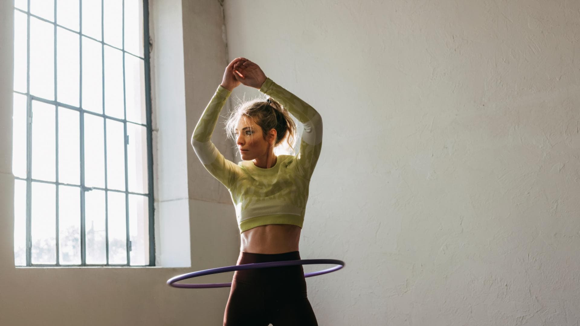 Frau macht Hula-Hoop