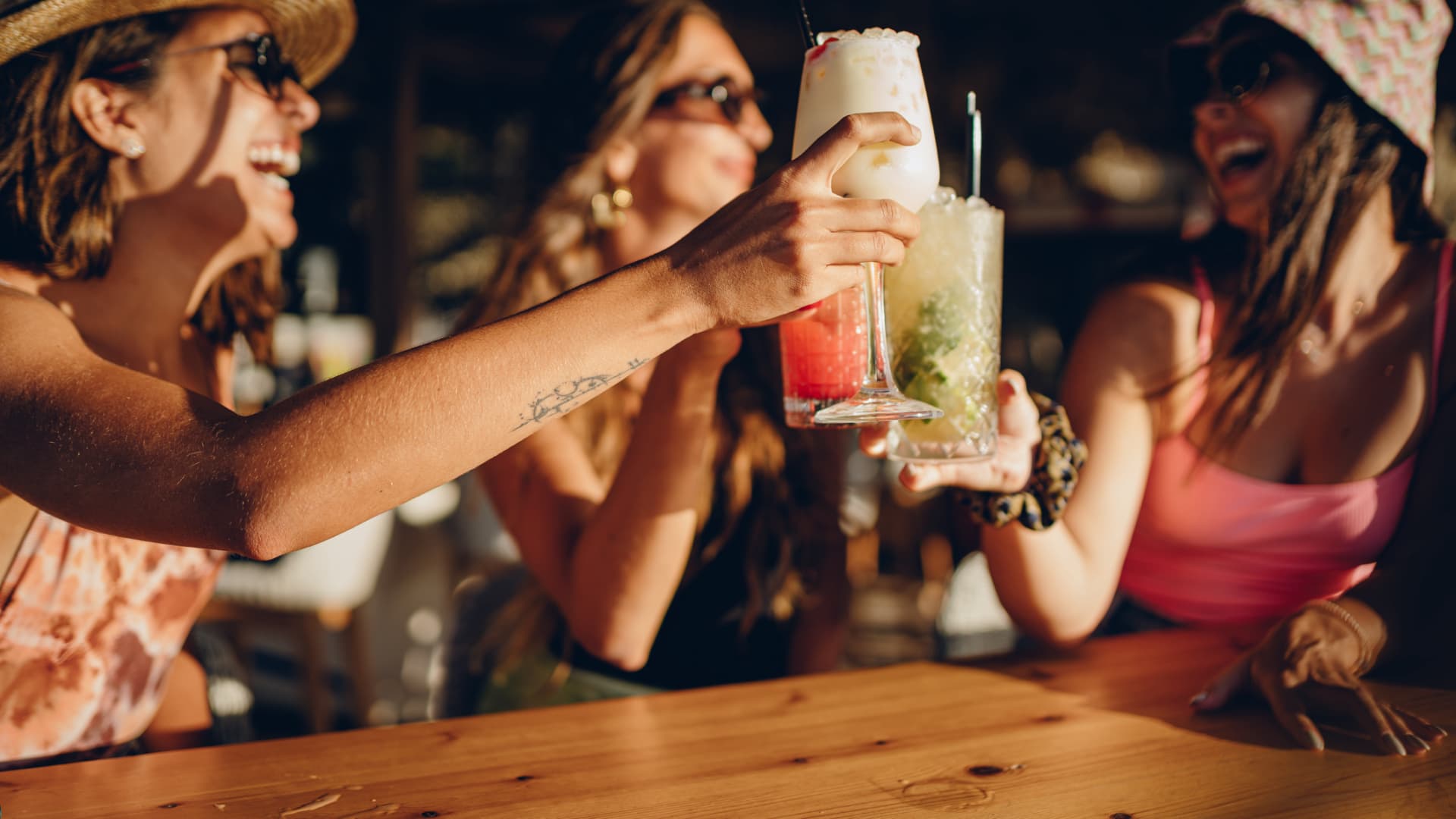 K.-o.-Tropfen sind farblose und geschmacksneutrale Drogen, wenn sie in Getränke oder Speisen gemischt werden. Freunde feiern mit alkoholischen Getränken