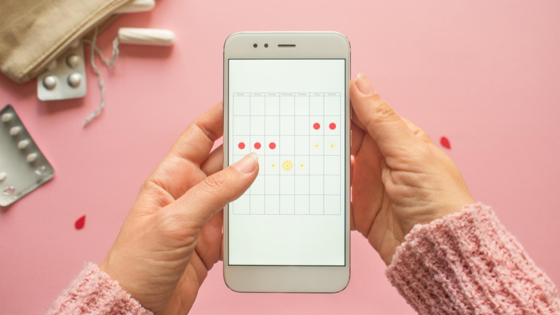 Frau trackt Periode in App Frau trackt Periode in App