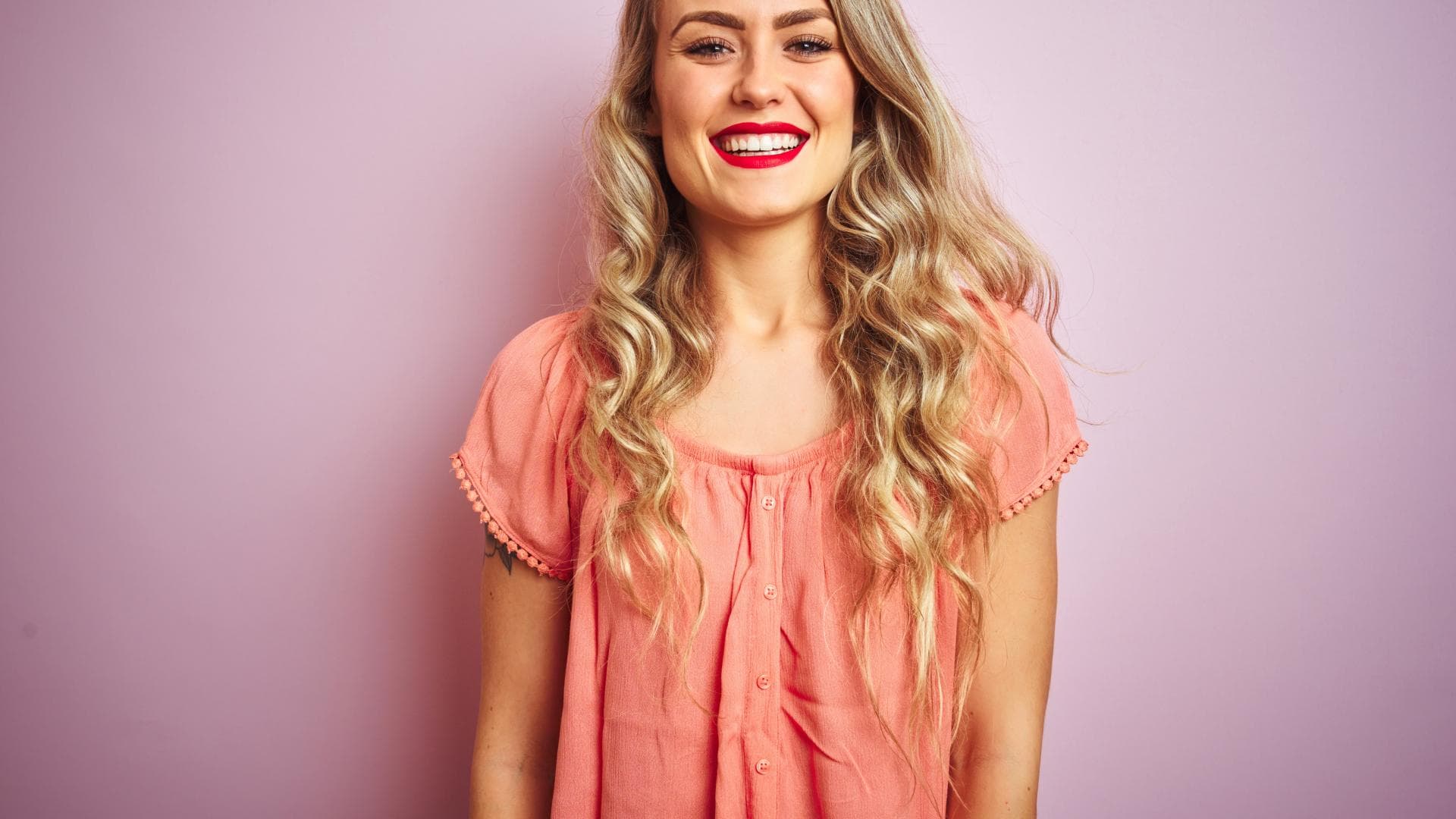 Blonde Frau hat Locken ohne Hitze