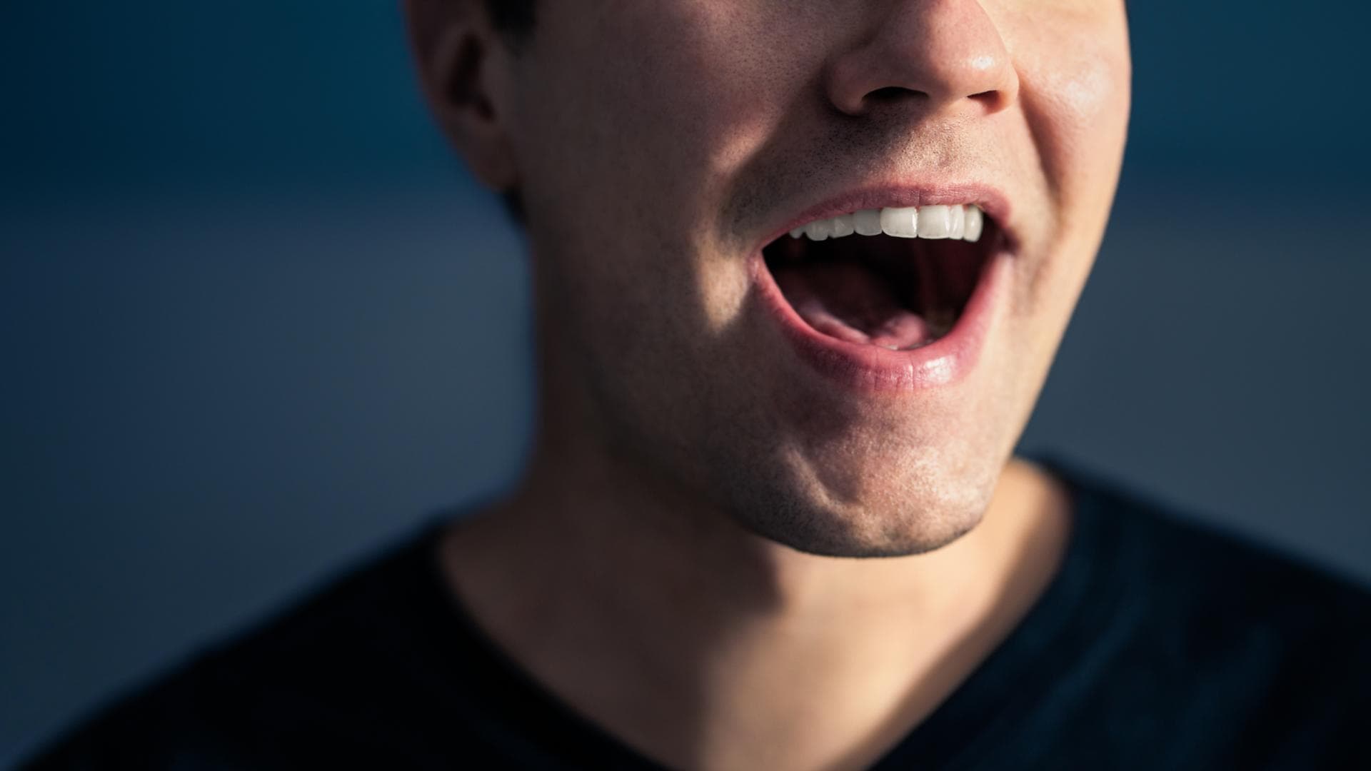 Mann spricht mit offenem Mund