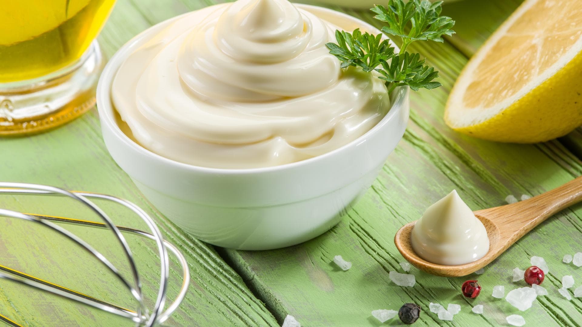 Selbstgemachte Mayonnaise in einem Schälchen Selbstgemachte Mayonnaise in einem Schälchen