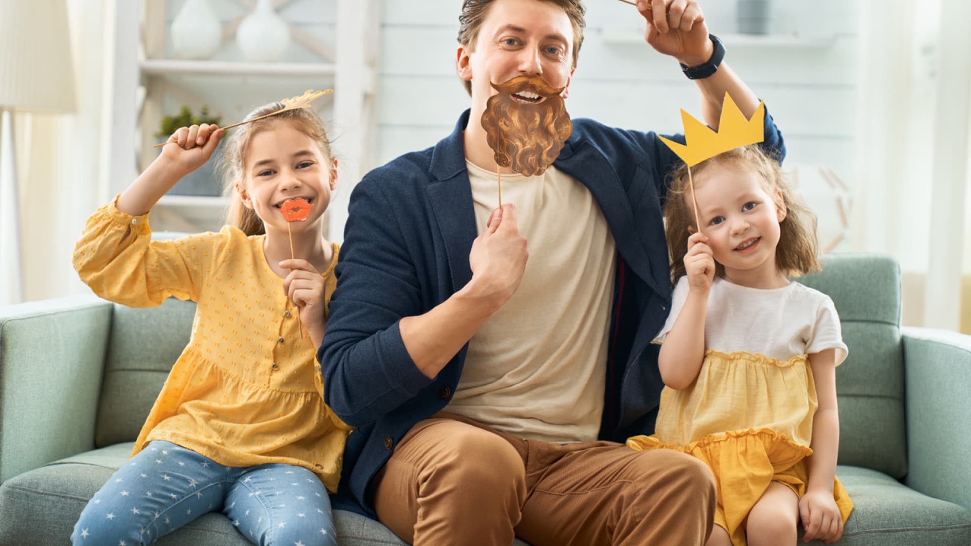 Ein narzisstischer Vater erwartet ständige Bewunderung und Anerkennung von seinen Kindern. Ein Vater spielt mit seinen Kindern, sie tragen Masken
