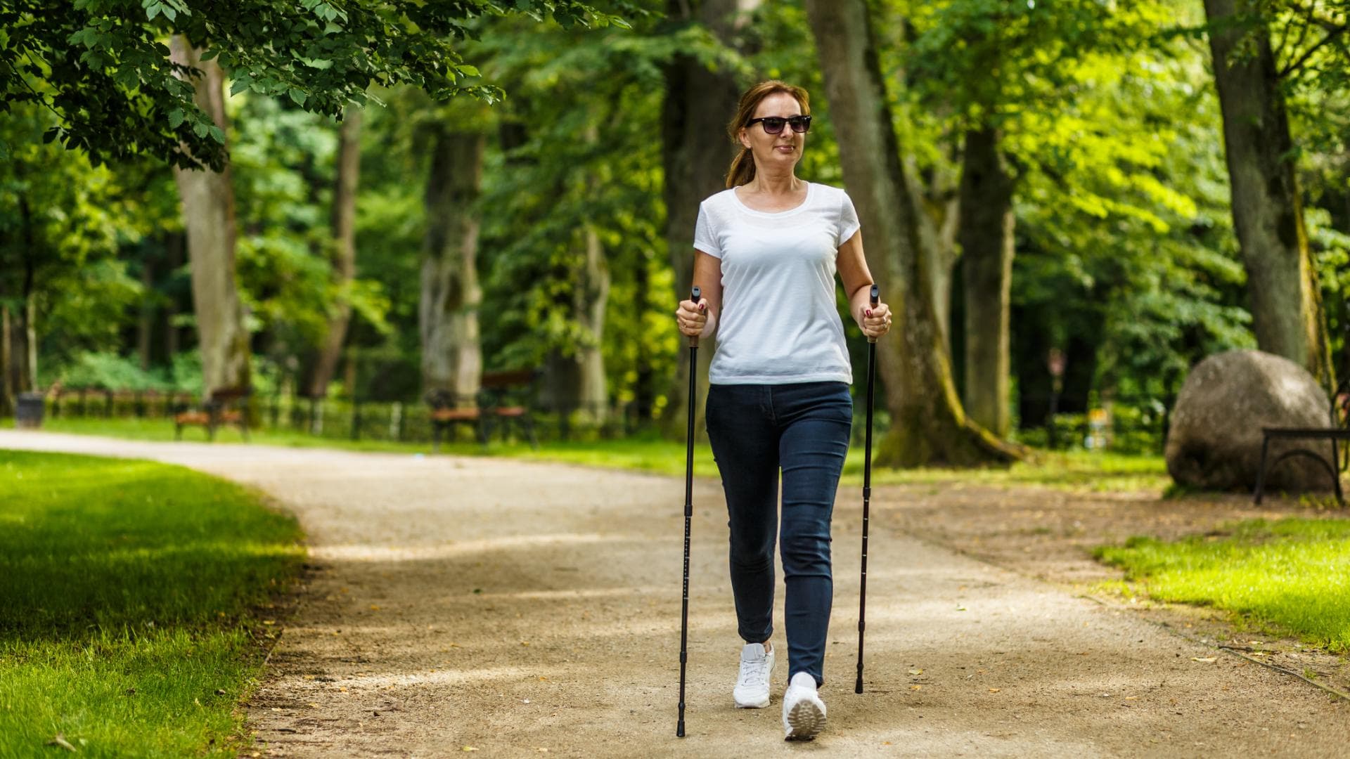 Frau macht Nordic Walking