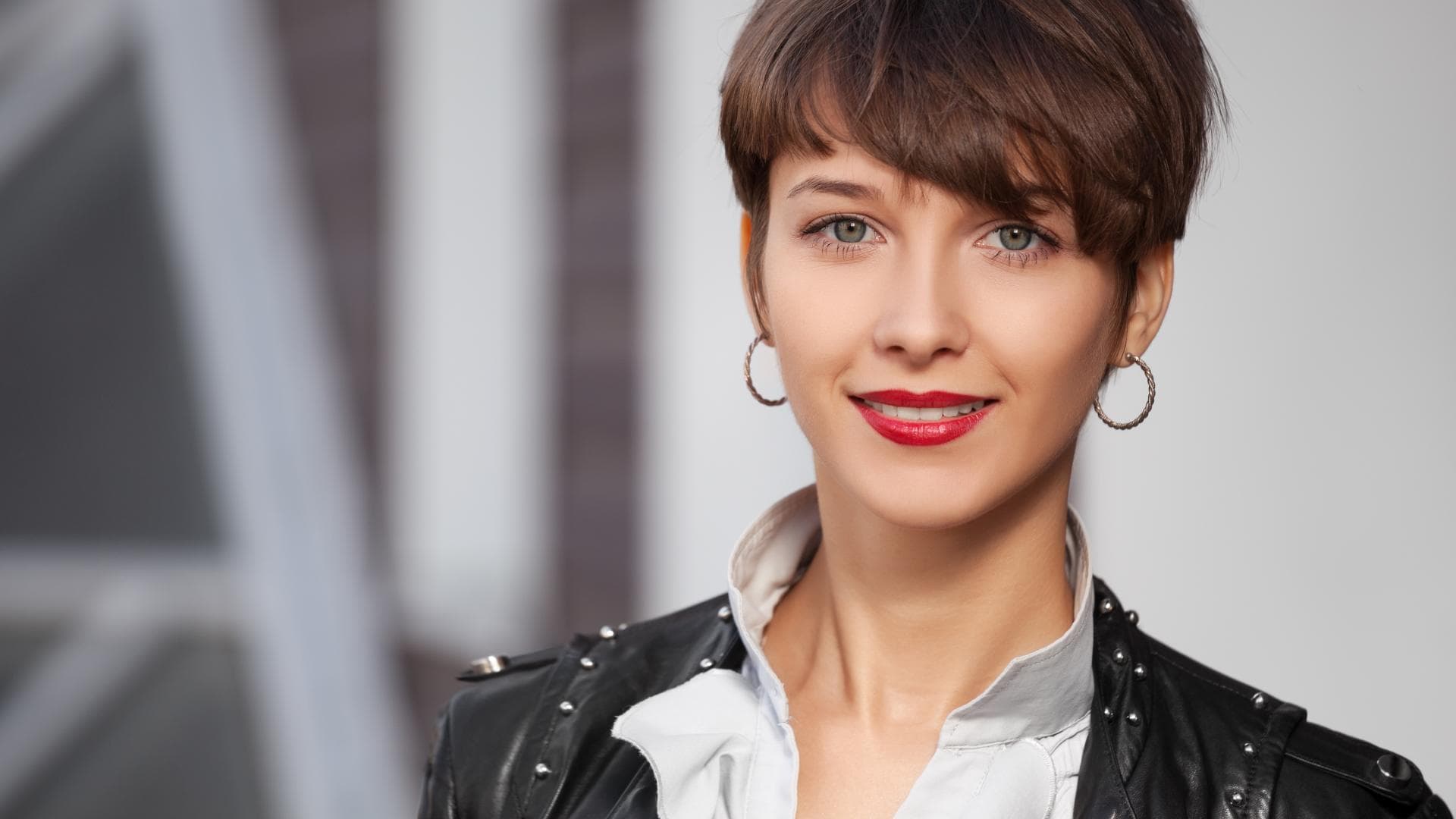 Frau trägt Pixie Cut Frau trägt Pixie Cut