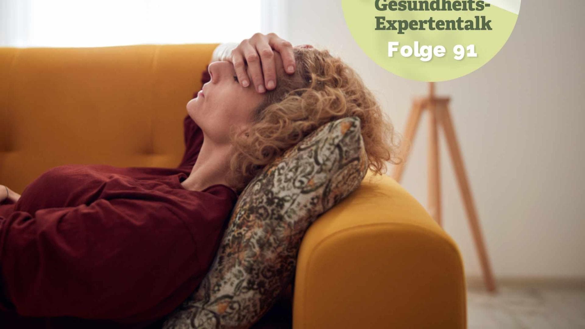 Frau mit Kopfschmerz auf Couch und Hinweis zur neuen Folge des Vital-Podcast