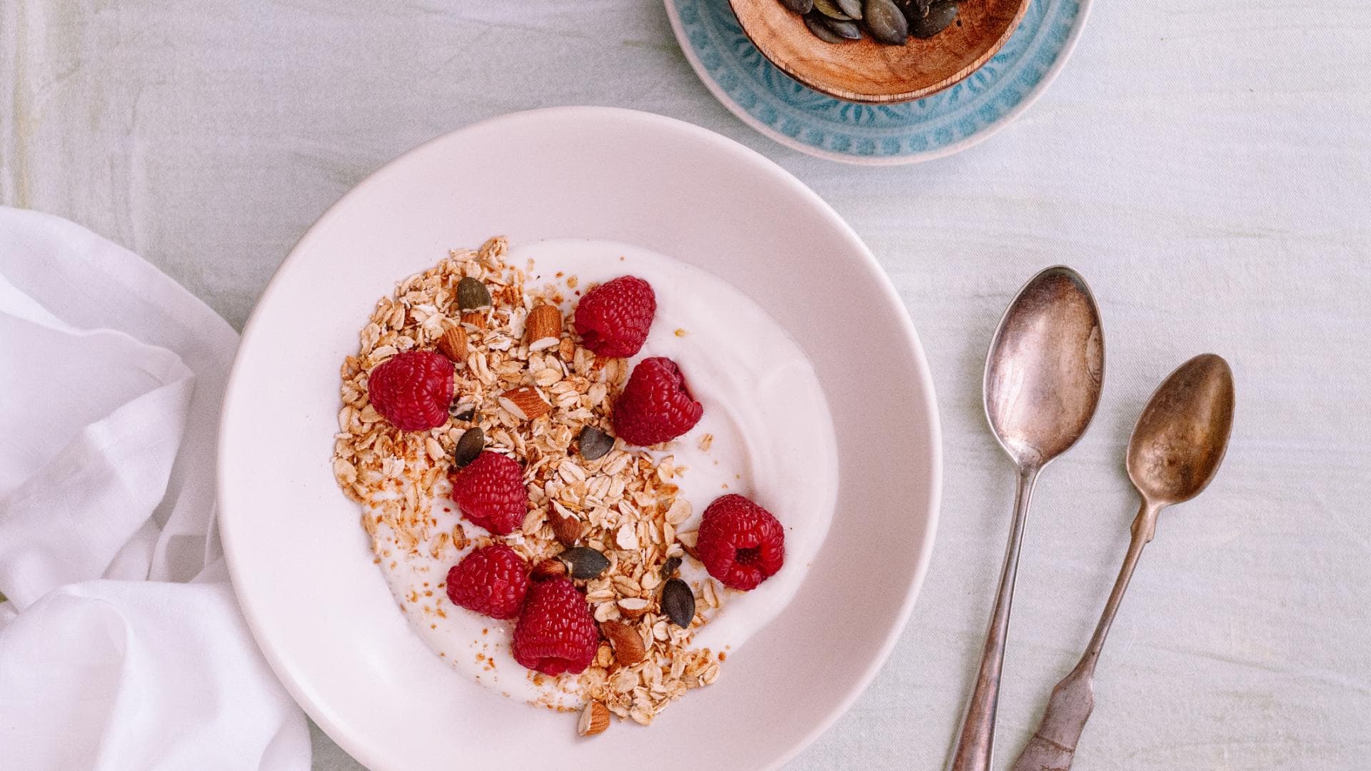 Quark oder Joghurt in einer Schüssel mit Himbeeren Quark oder Joghurt in einer Schüssel mit Himbeeren