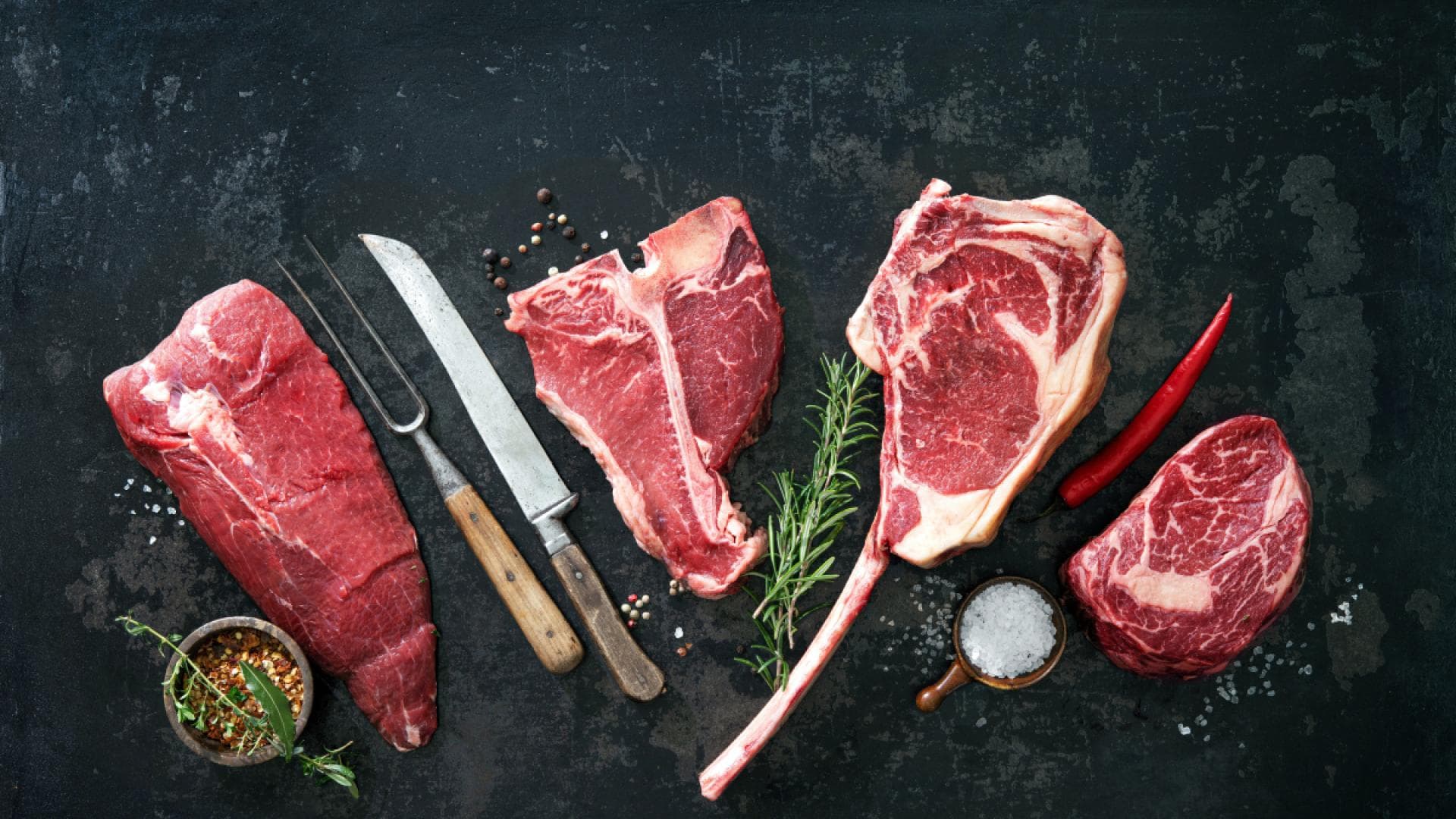 Rohes Fleisch auf dunklem Untergrund