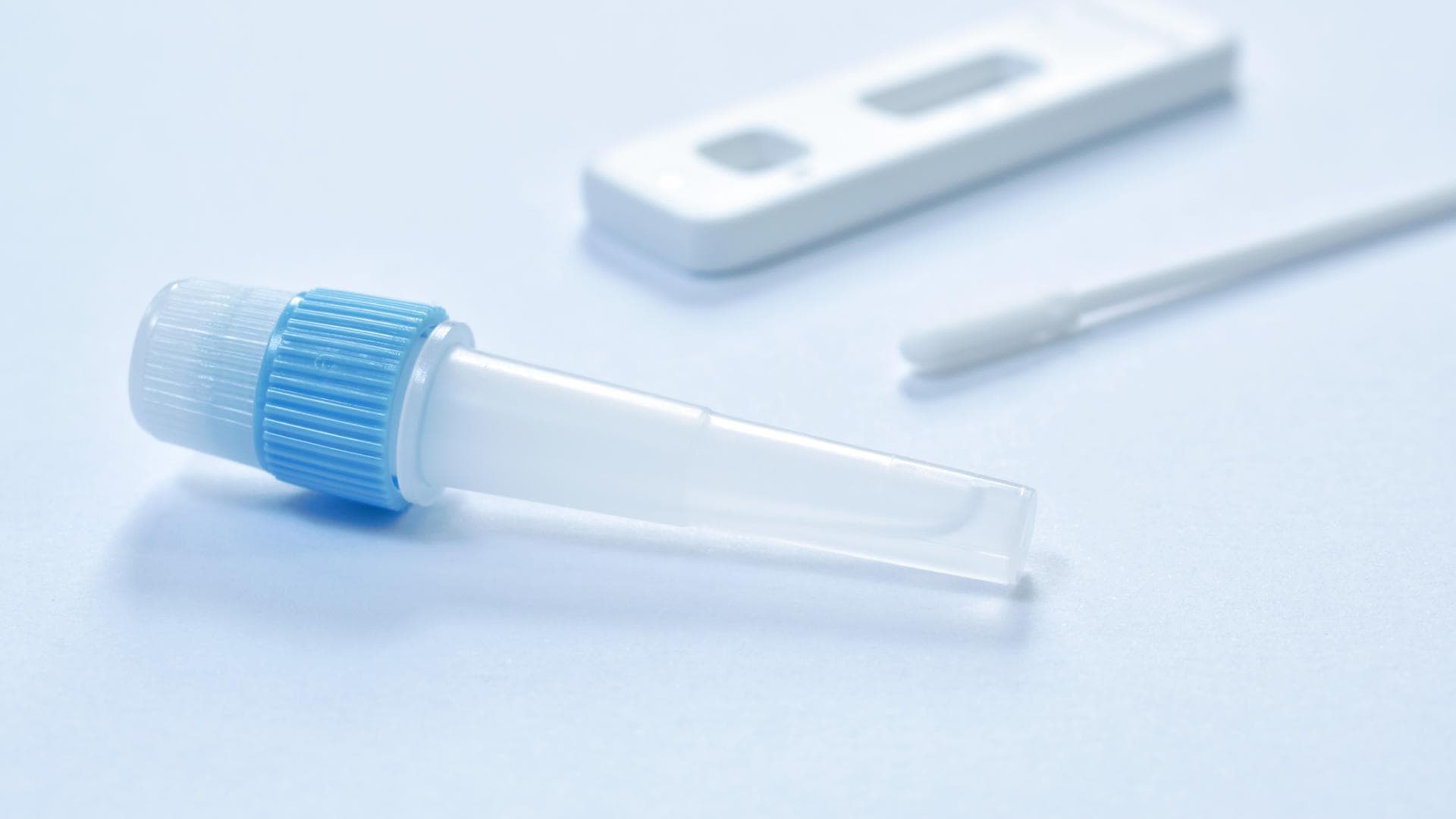 Einzelne Teile eines Schnelltests auf weißem Untergrund Einzelne Teile eines Schnelltests auf weißem Untergrund
