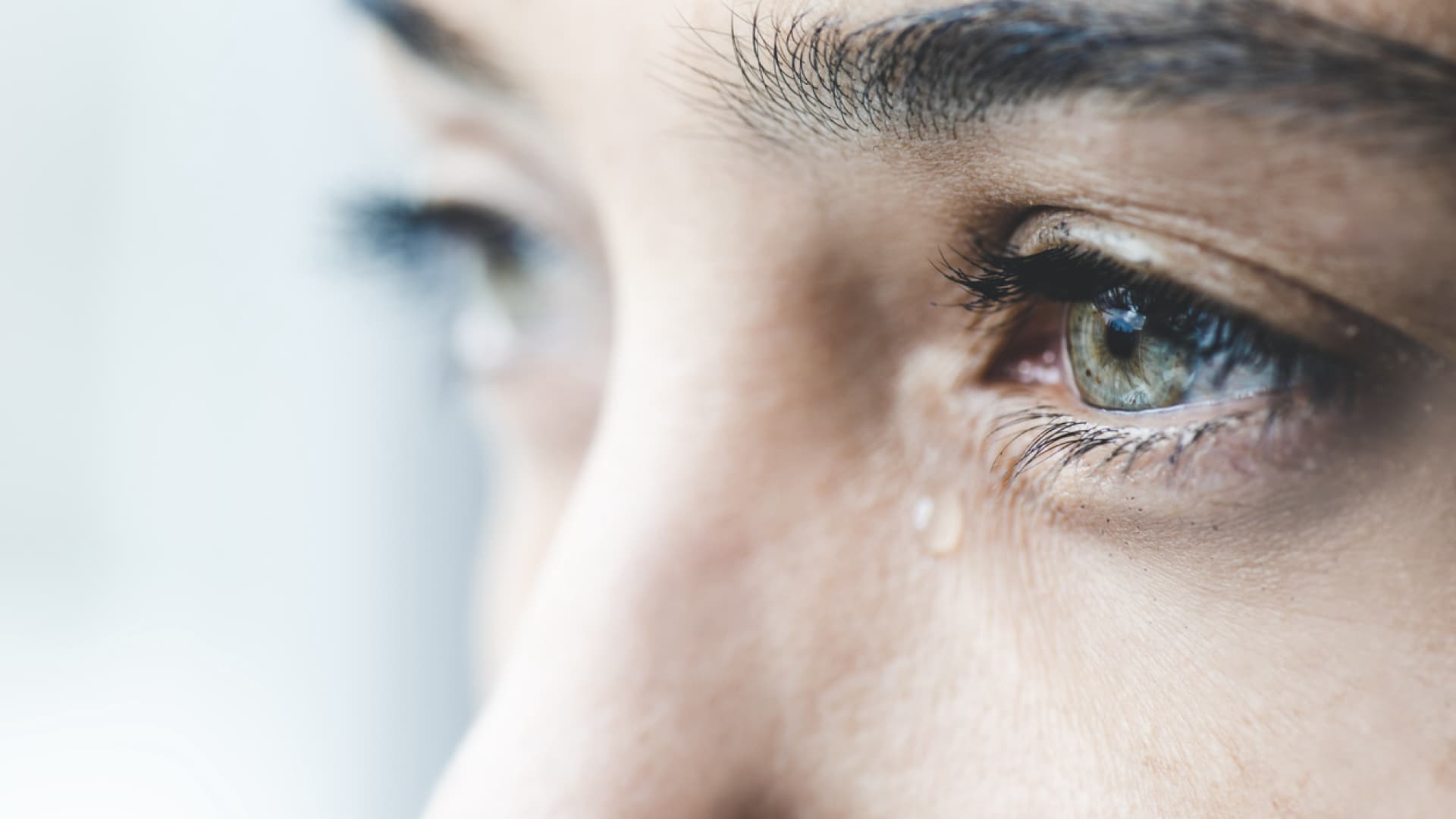 Beim Sjögren-Syndrom entzünden sich meist zuerst die Tränen- und Speicheldrüsen. Frau mit Tränen in den Augen