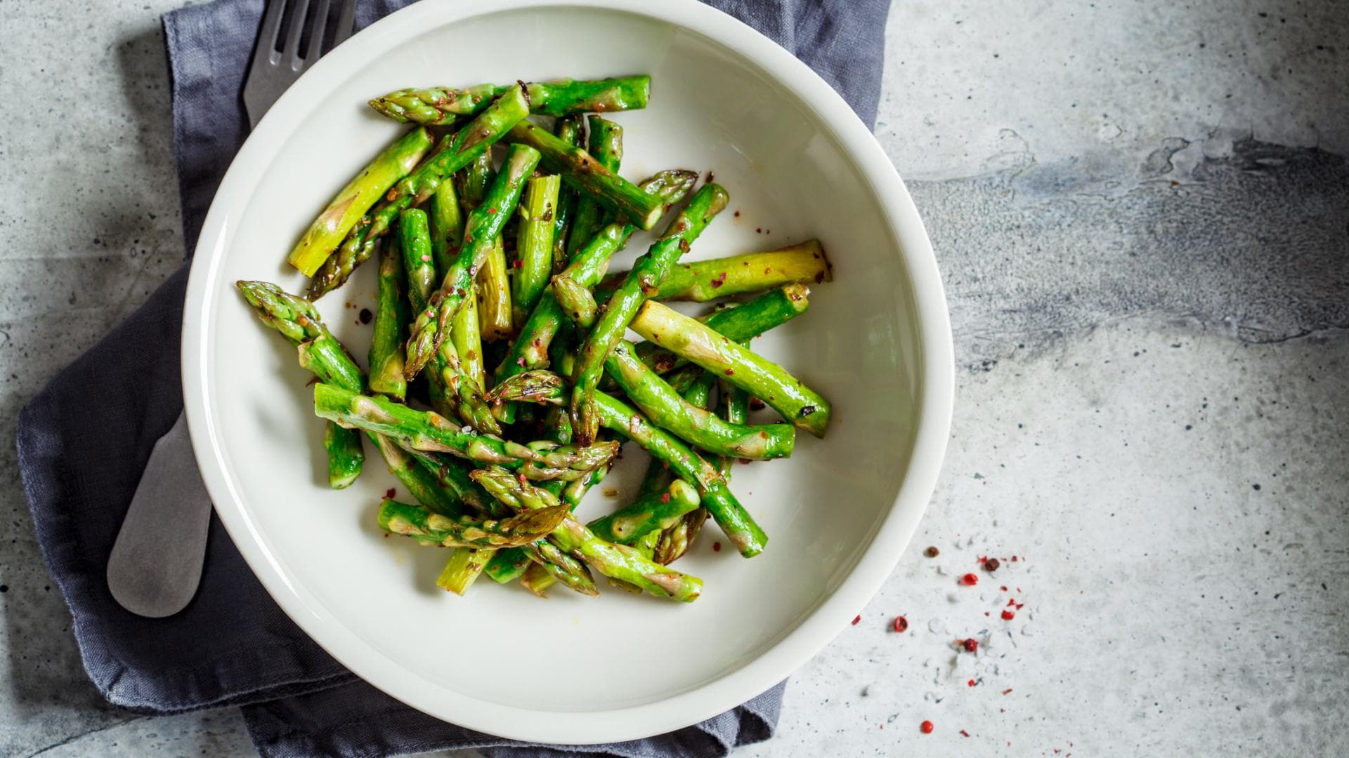 Gegrillter grüner Spargel auf dem Teller