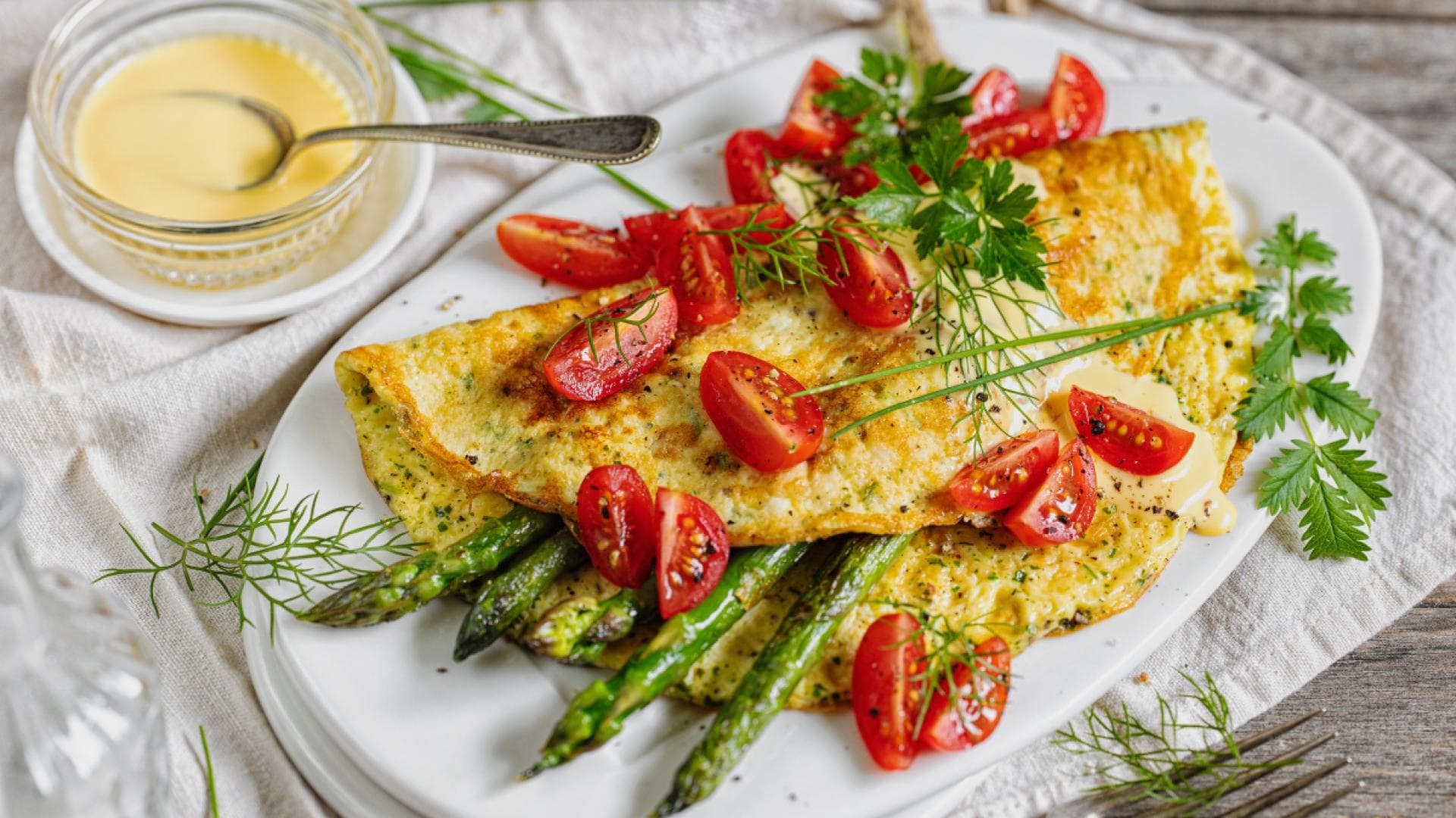 Spargel-Omelett mit Tomaten