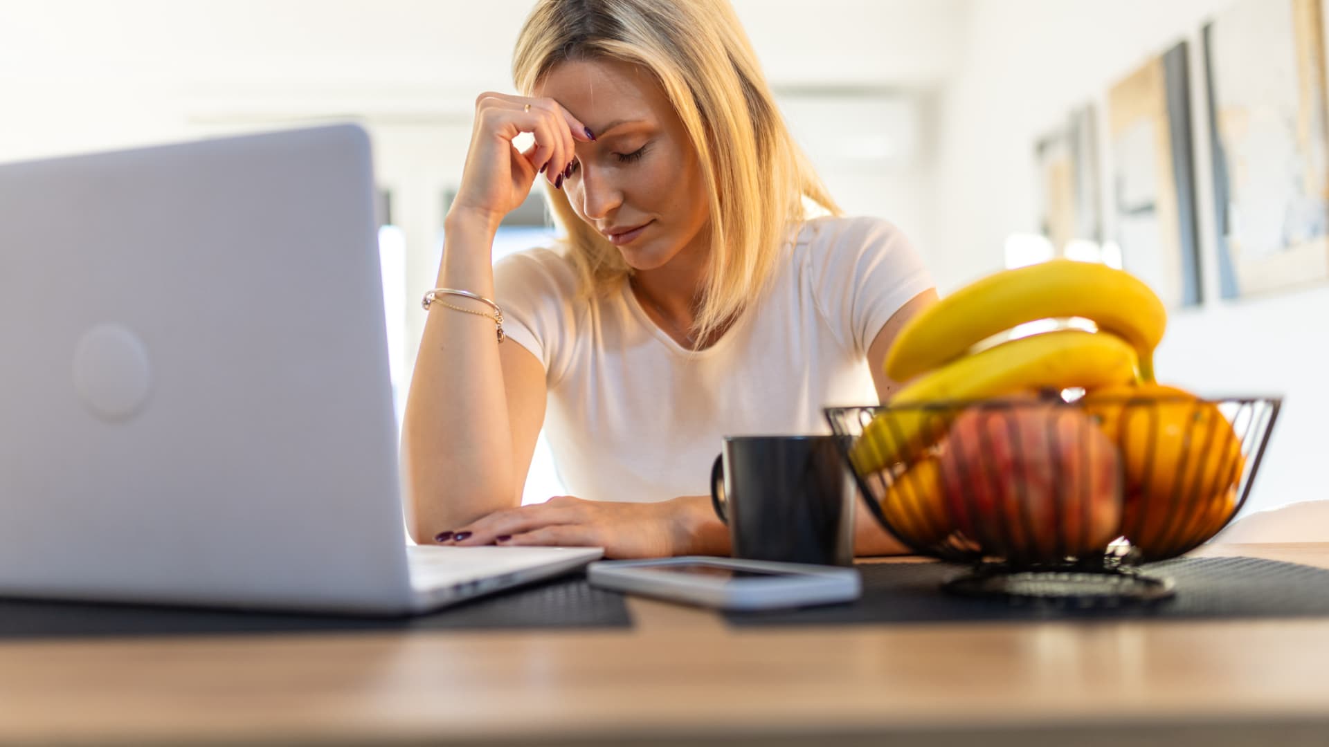 Hohe Arbeitsbelastung und ein Ungleichgewicht zwischen Berufs- und Privatleben können zu Burnout führen.