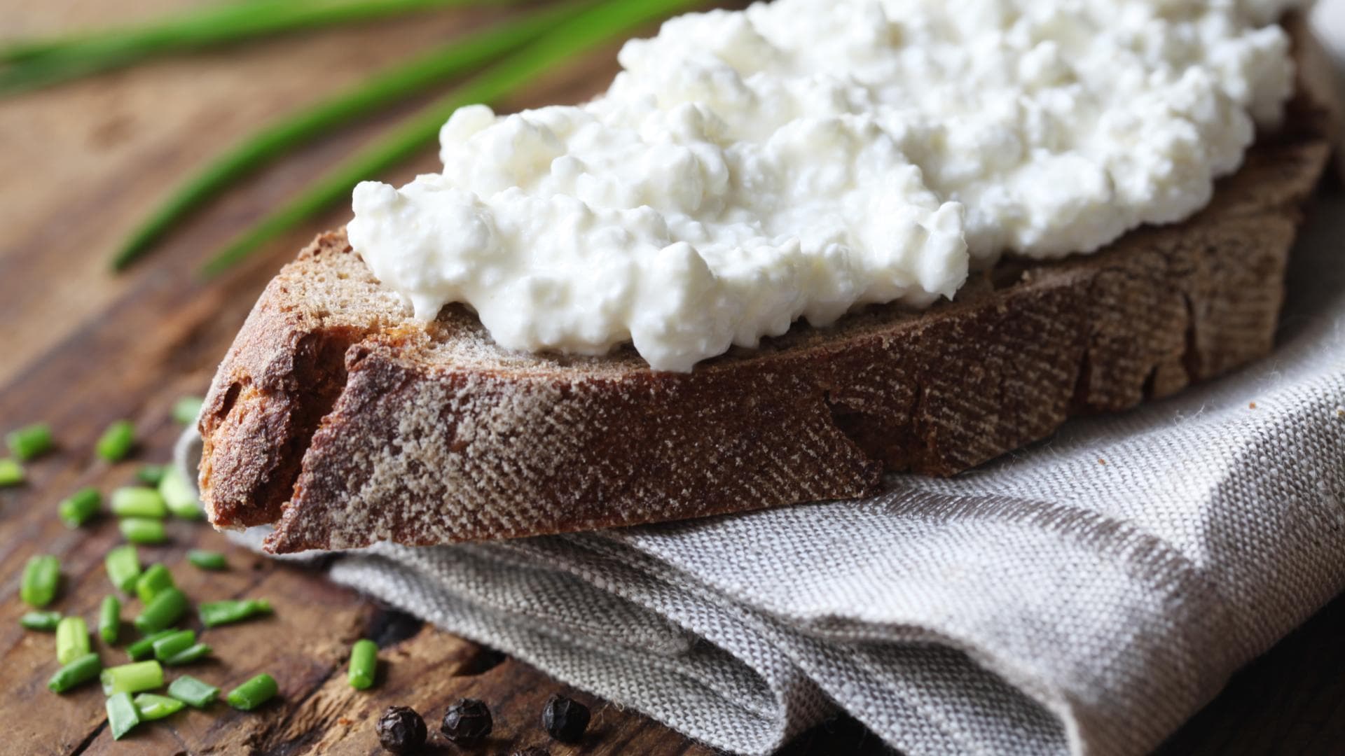 Hüttenkäse auf einem Stück Brot Hüttenkäse auf einem Stück Brot