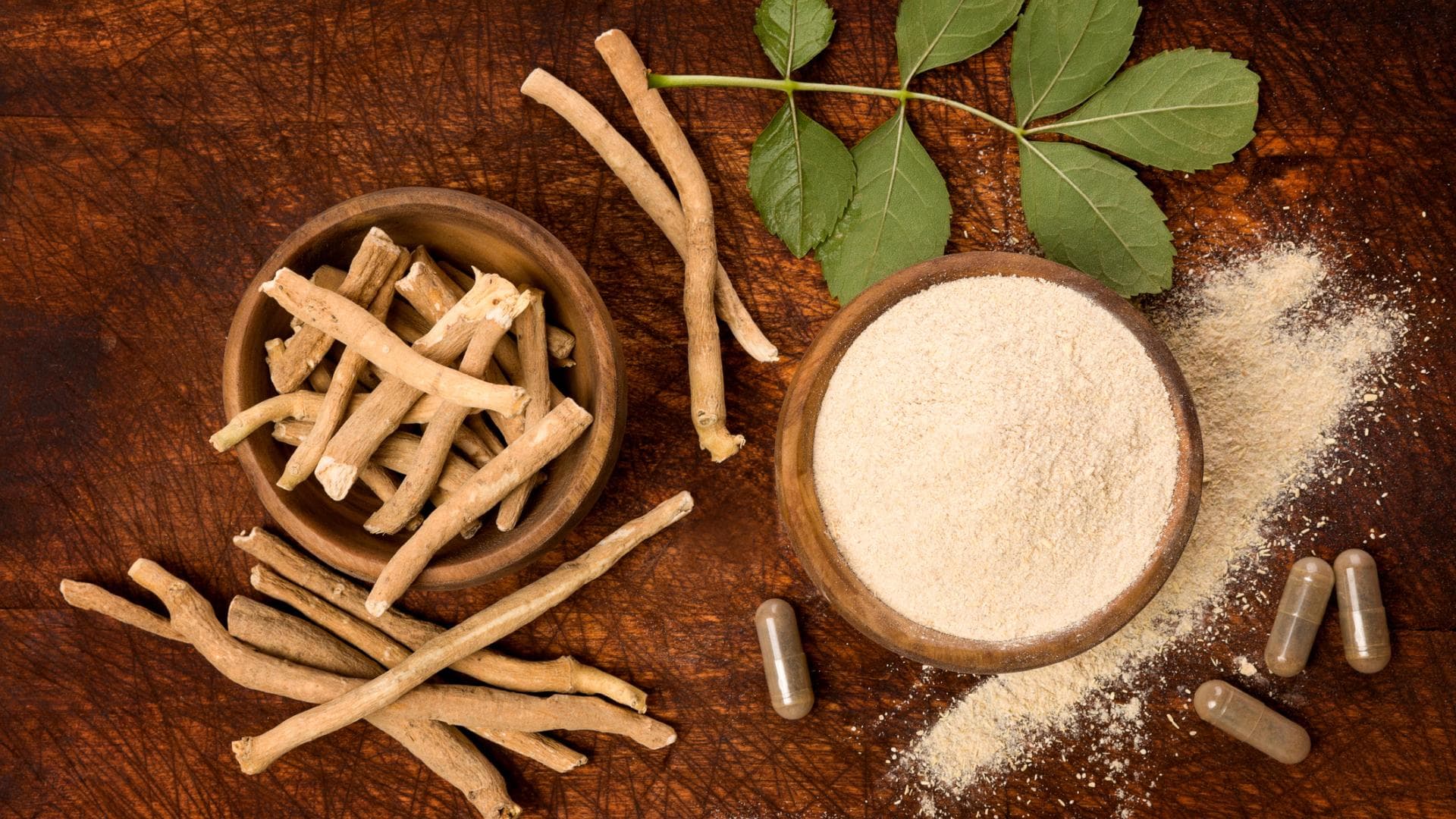 Ashwagandha als Pflanze und Pulver in einem Schälchen Ashwagandha als Pflanze und Pulver in einem Schälchen
