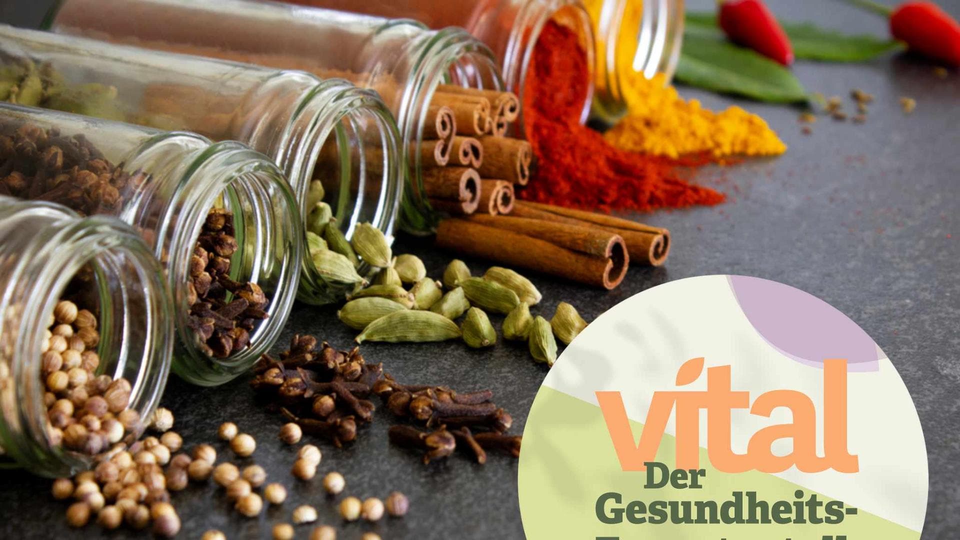 Ayurvedische Gewürze auf Schieferplatte mit Hinweis zum Vital-Podcast