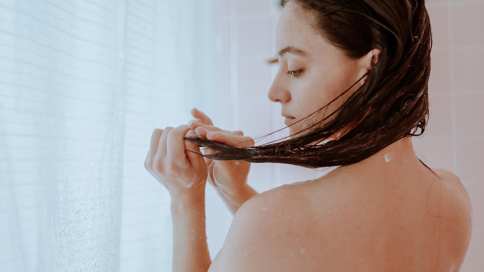 Frau wäscht ihre Haare Frau wäscht ihre Haare