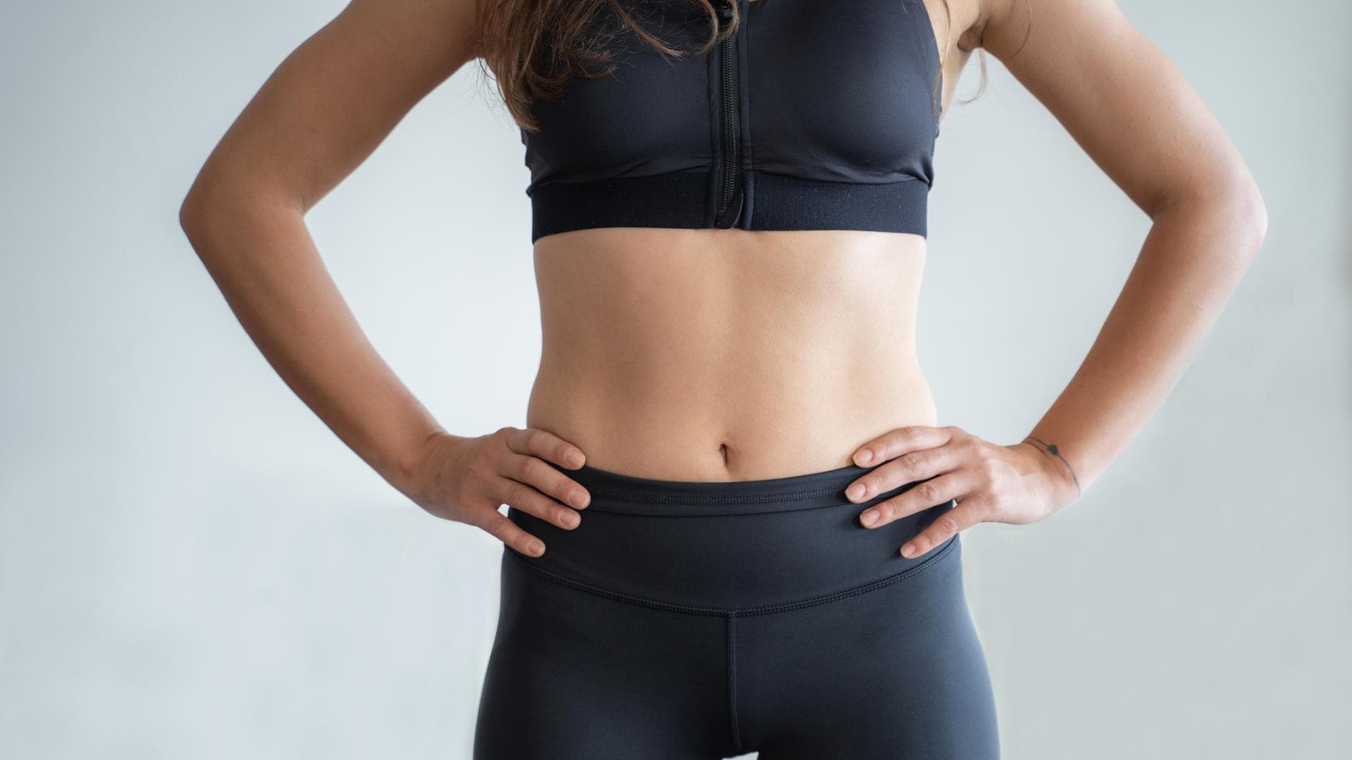 Hip Dips bei einer Frau in Sportbekleidung Hip Dips bei einer Frau in Sportbekleidung