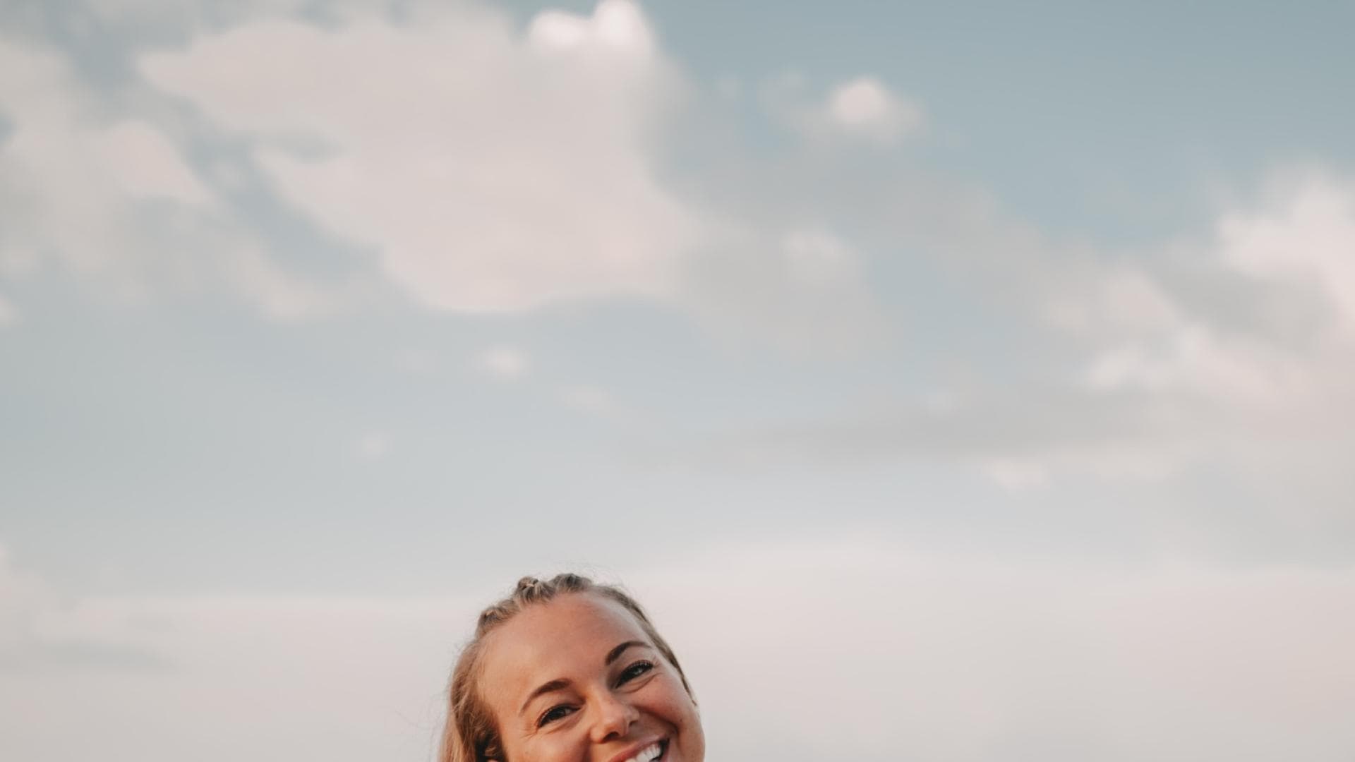 Mareike Schneider steht am Strand im Fitnessoutfit
