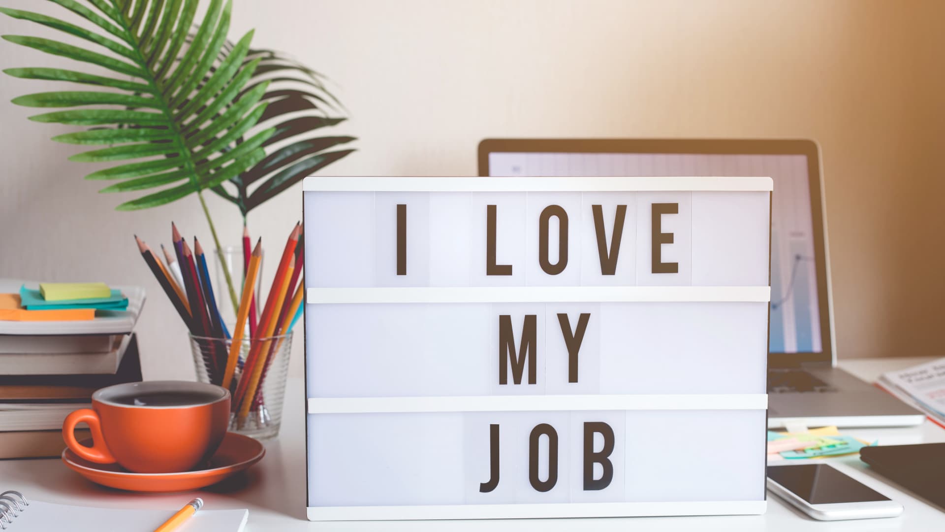 Motivationssprüche für die Arbeit können eine kraftvolle Quelle der Inspiration sein. Motivationsspruch: I love my job