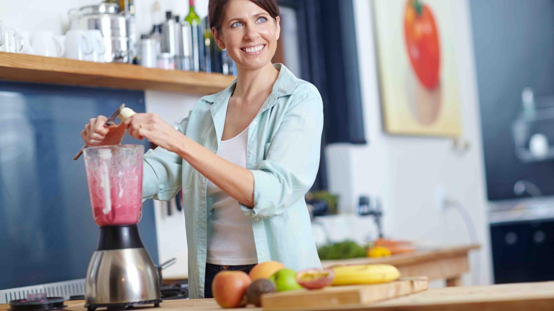 Frau macht einen Smoothie Frau macht einen Smoothie