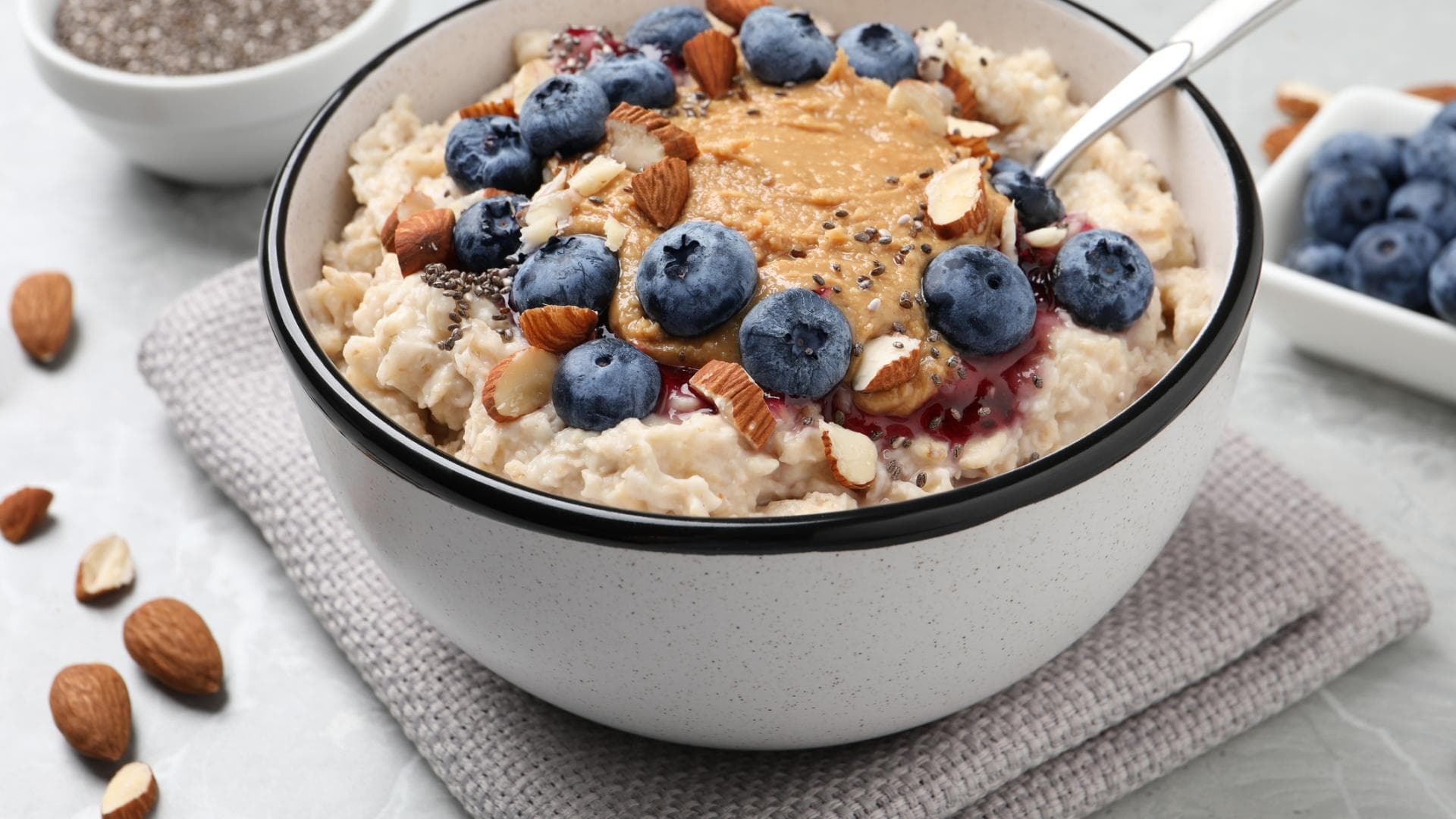 Eine Schüssel Porridge mit Nüssen und Blaubeeren Eine Schüssel Porridge mit Nüssen und Blaubeeren