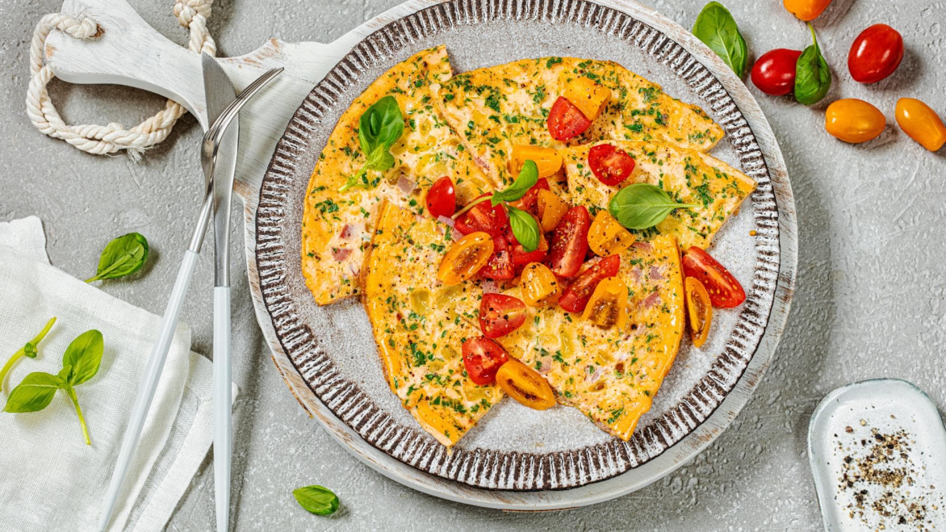 Frühstücks-Omelette mit Mozzarell und Tomaten
