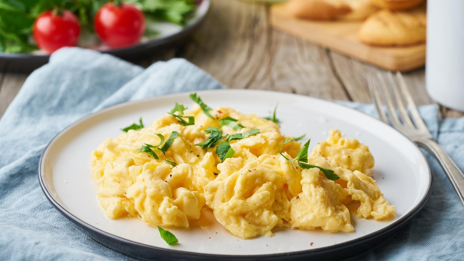 cremiges Rührei auf Teller