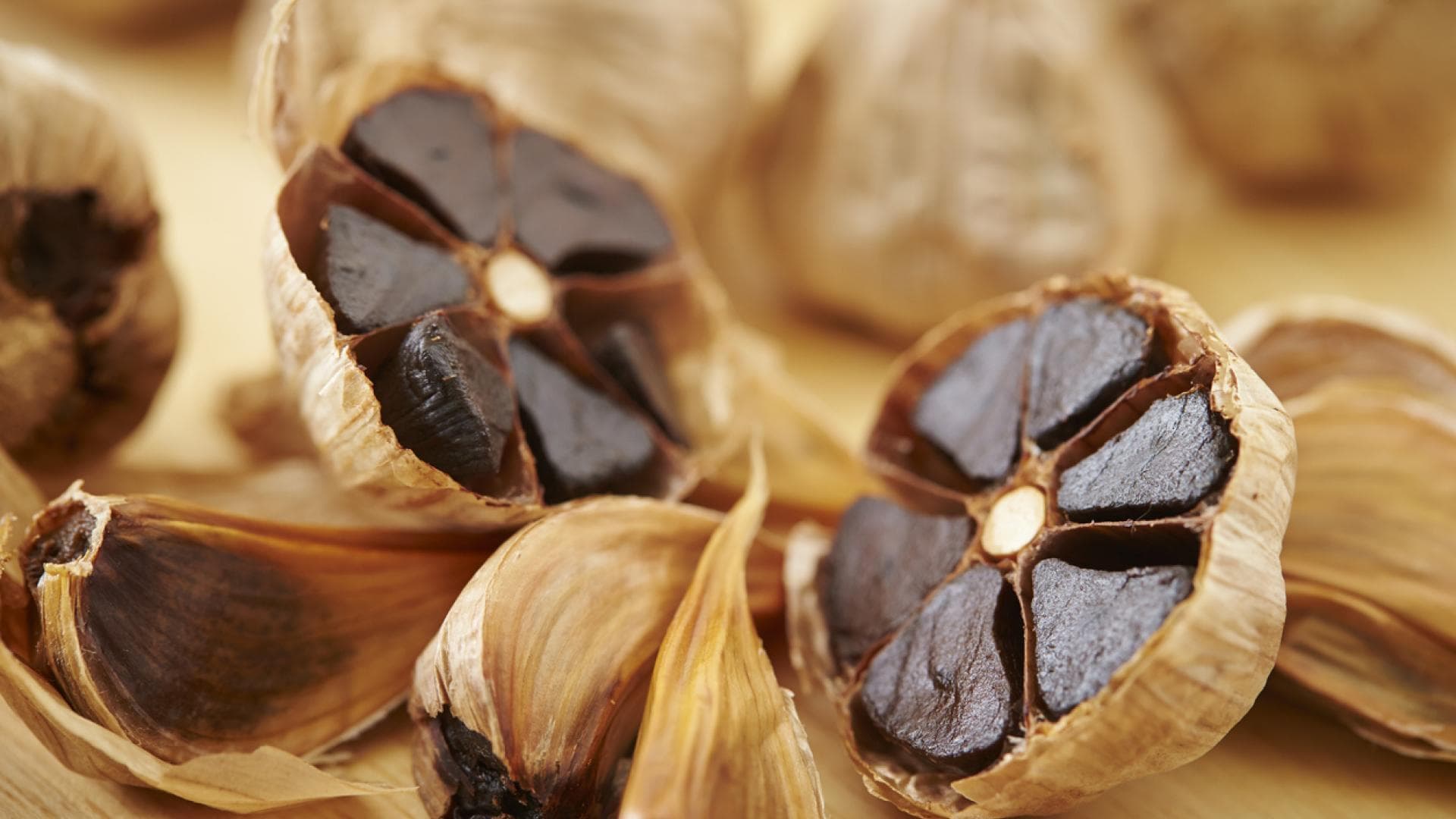 Schwarzer Knoblauch durchgeschnitten Schwarzer Knoblauch durchgeschnitten