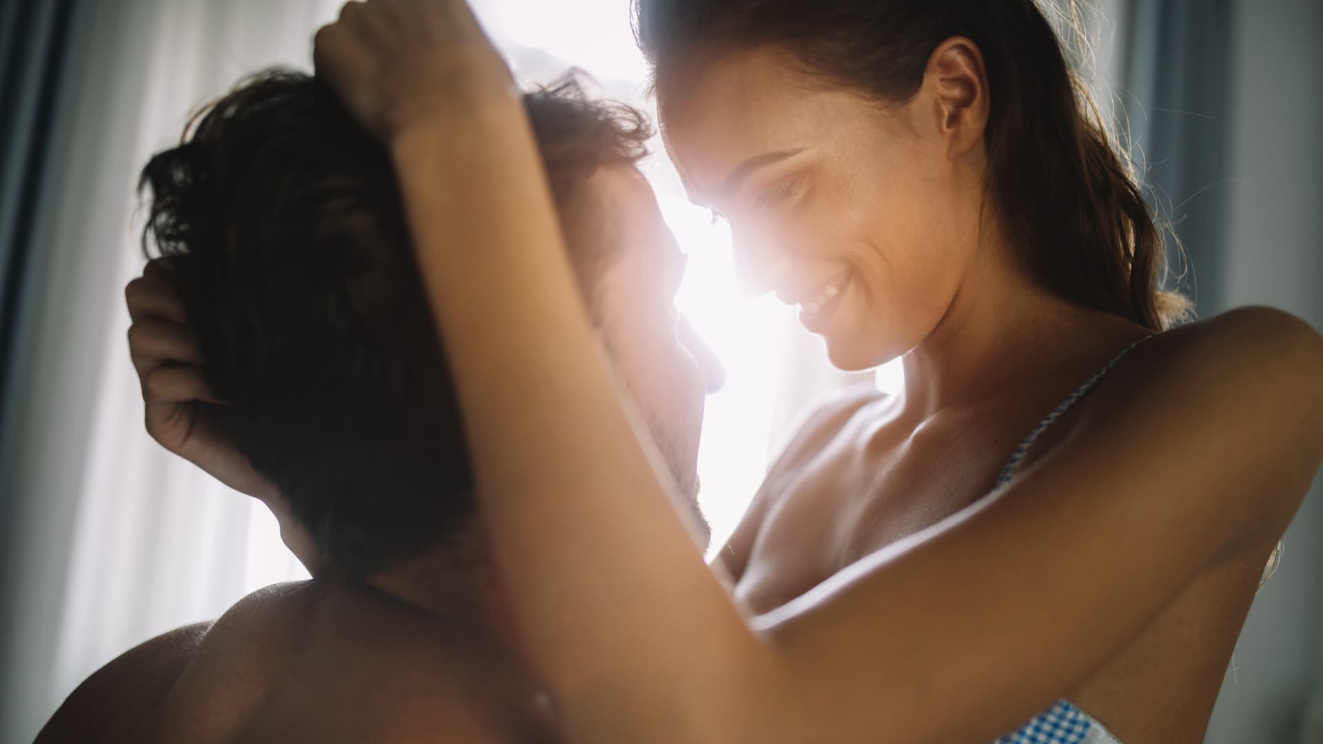 Beim Slow Sex liegt der Fokus auf der Intensität der körperlichen Empfindungen und der emotionalen Verbindung. Paar hat Sex
